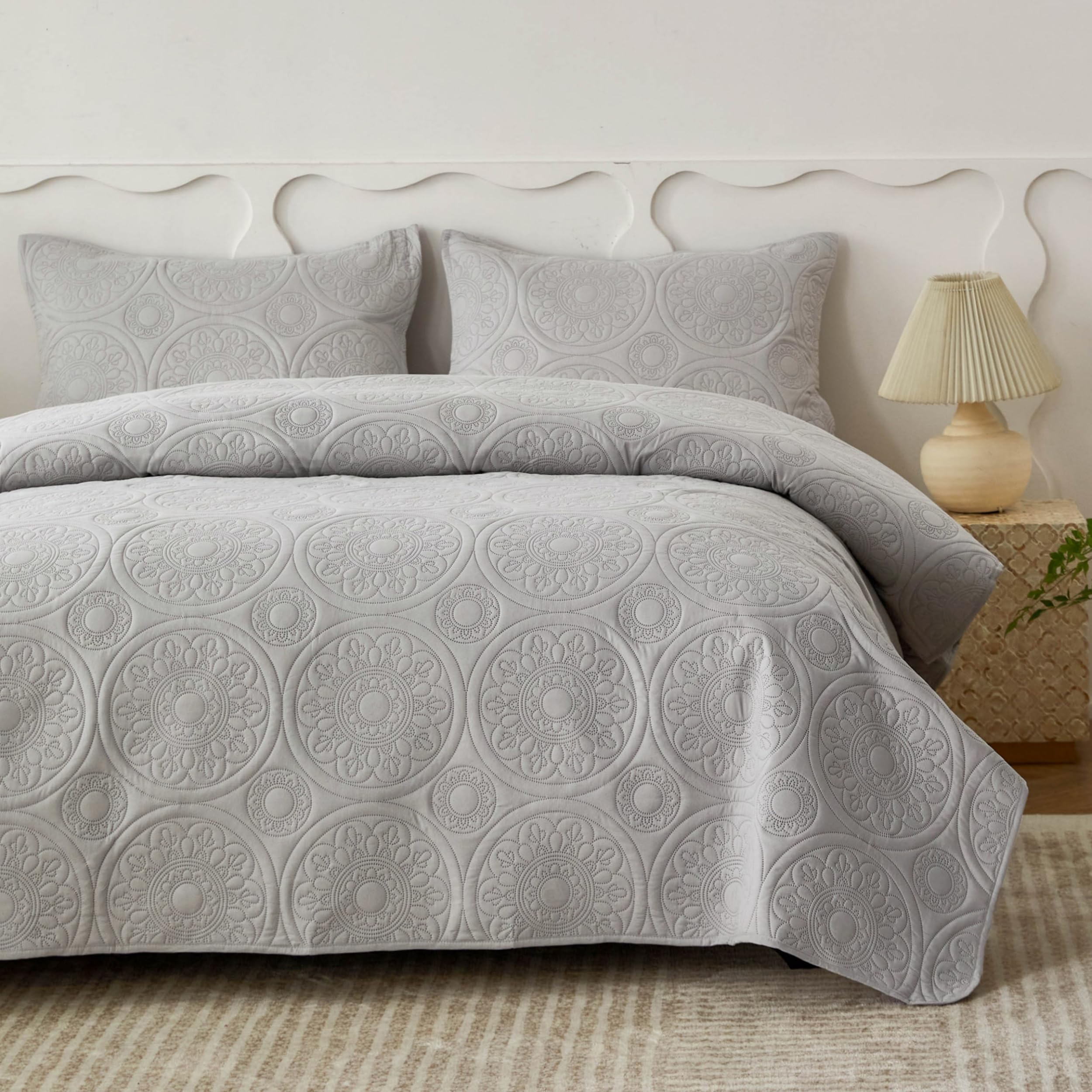 Simple&Opulence Quilted Bedspreads King Size-3 Pcs Soft Reversible Microfiber Bed Spread Coverlet,Floral Embossed Bed Throw Set with 2 Pillowcases for Bedroom Decor,240x260cm,Light Grey