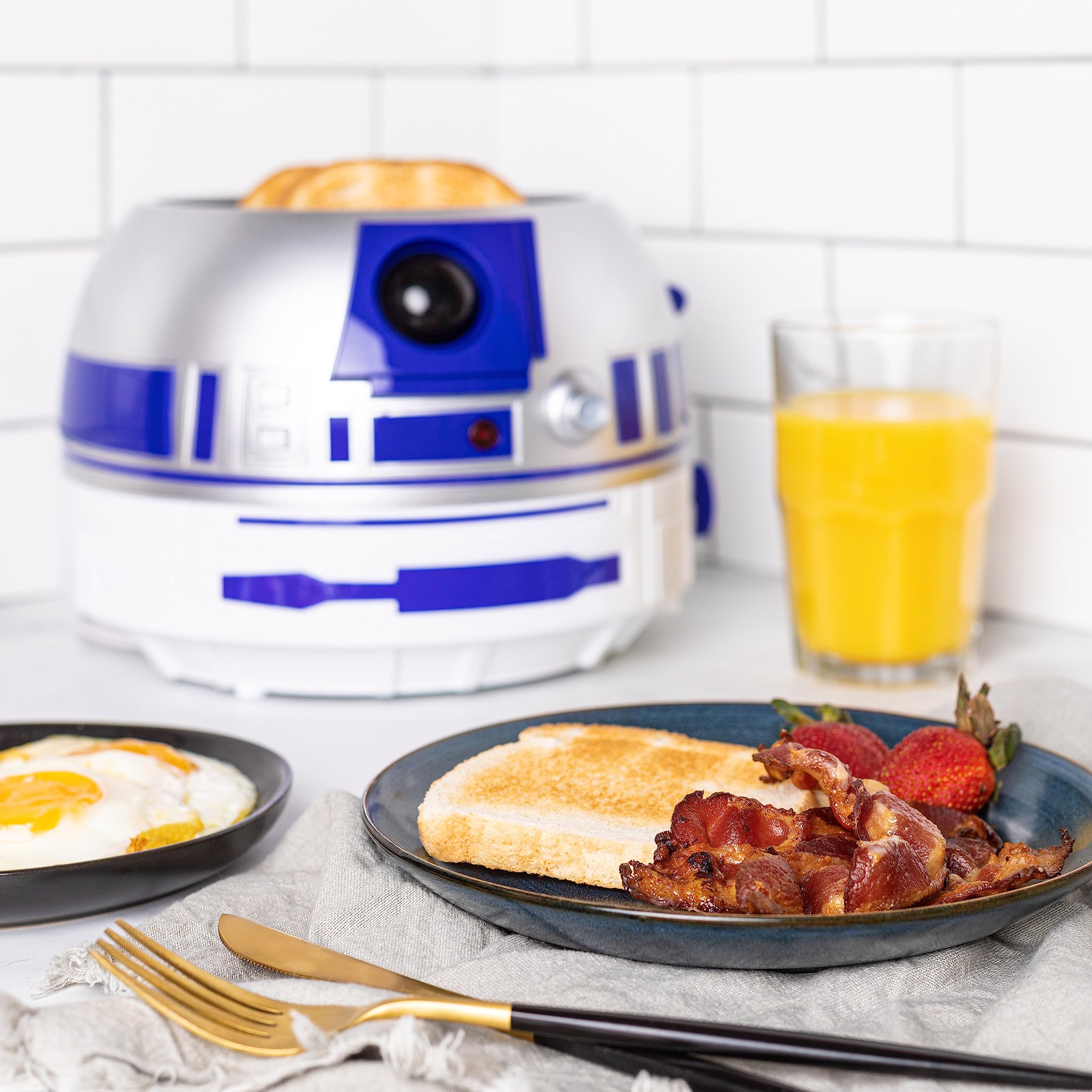 Tostadora de lujo Star Wars R2D2 de Uncanny Brands: se ilumina y suena como Artoo