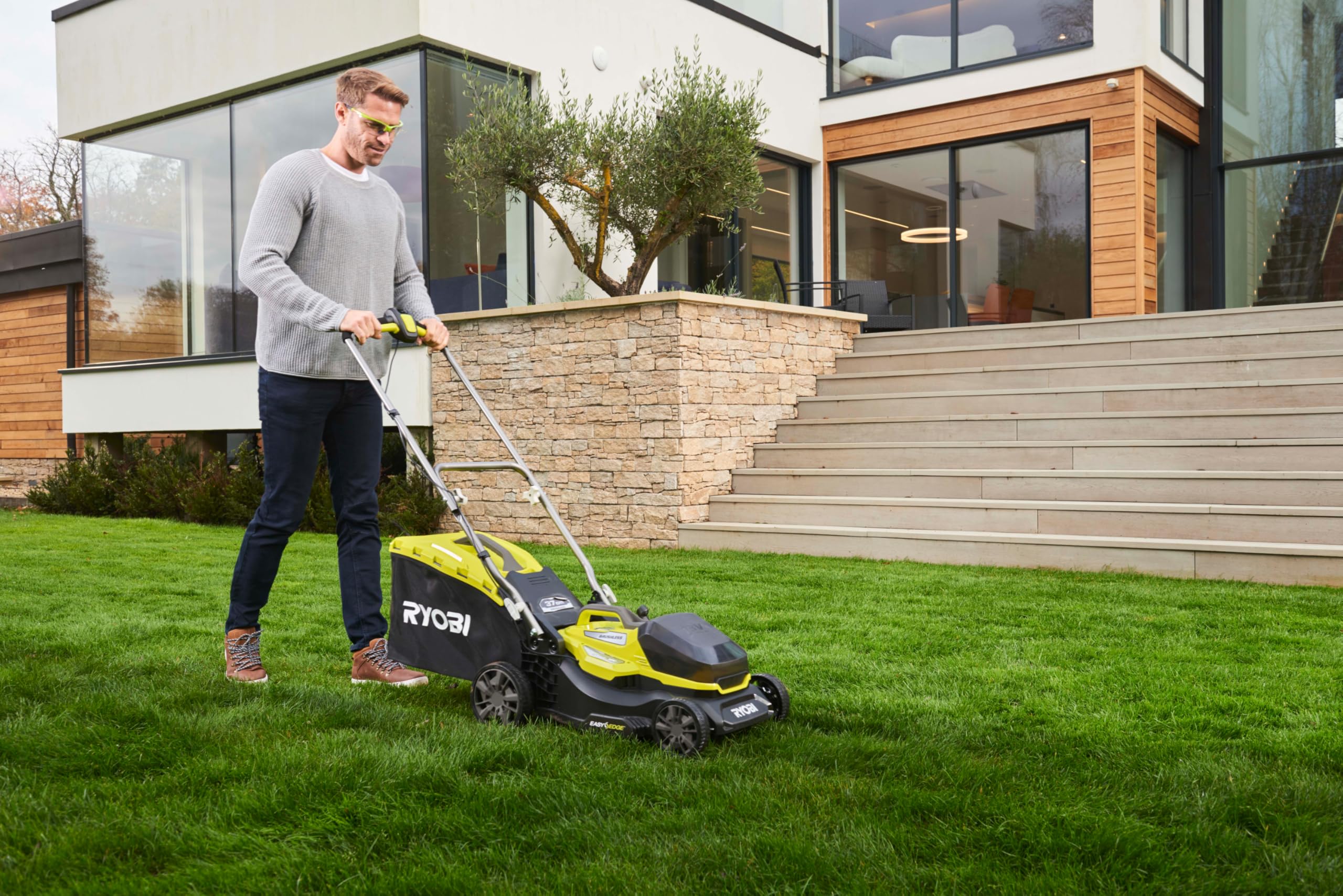 RYOBI 18 V ONE+ Akku-Rasenmäher RY18LM37A-240 – 37 cm Schnittbreite, inkl. 2 x 4.0Ah Akku & Ladegerät, für mittlere Rasenflächen bis 249 m² 5