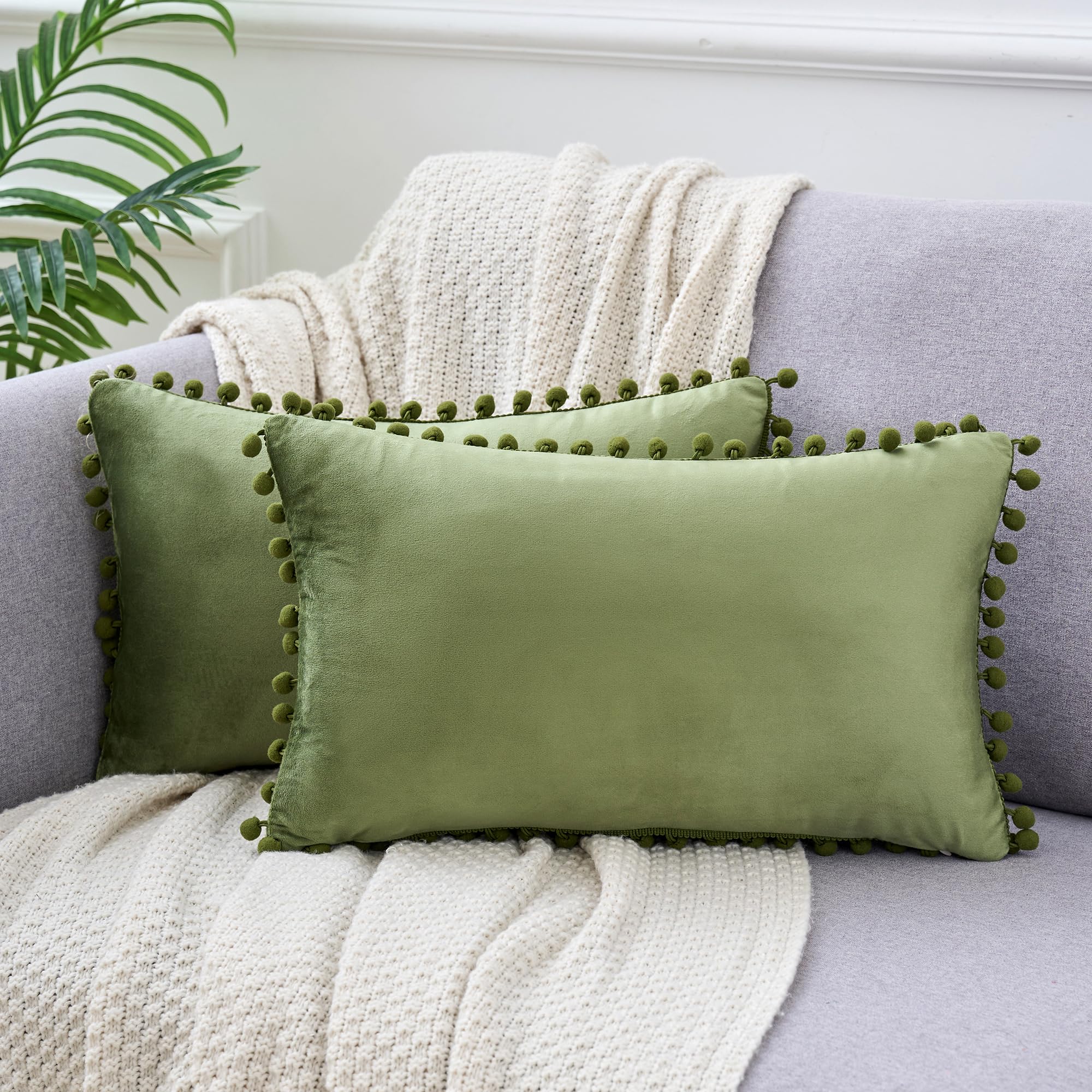 Uxcell Pack of 2 Velvet Throw Pillow Covers with Pompoms Decorative Pillow Cases Fringe Cushion Covers Velvet Square Sham for Farmhouse Bedroom Living Room Green 30 x 50 cm