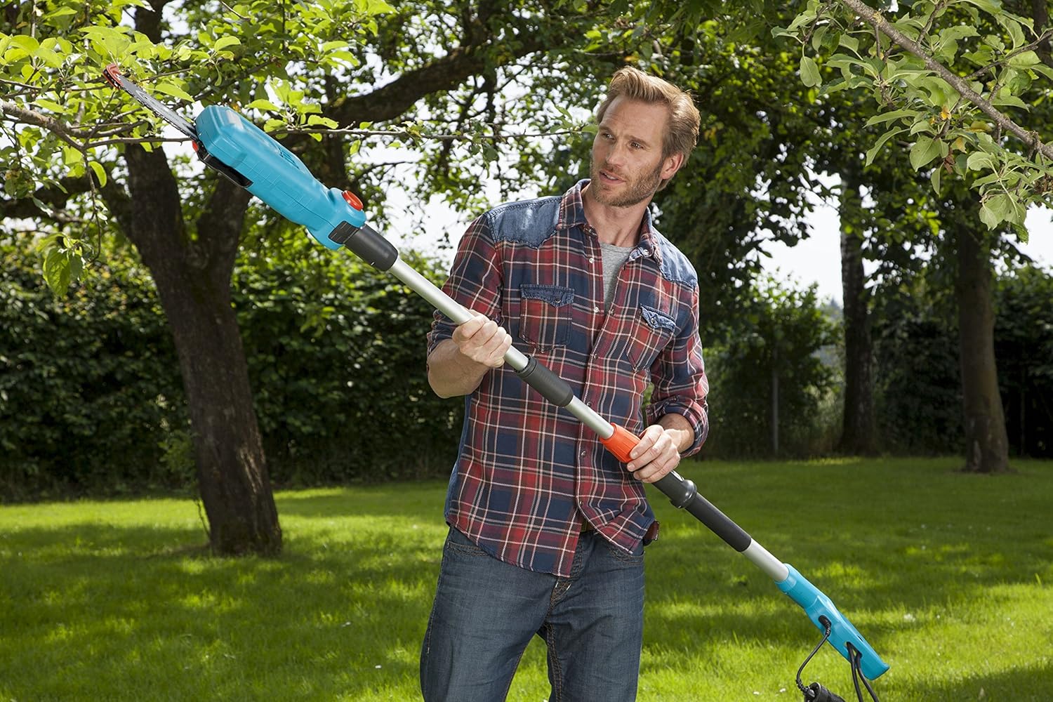 Обрезка деревьев высоторезом. Высоторез бензиновый husqvarna 525pt5s. Высоторез stihl ht 133. Gardena высоторез starcut 160 plus. Сучкорез аккумуляторный гардена.