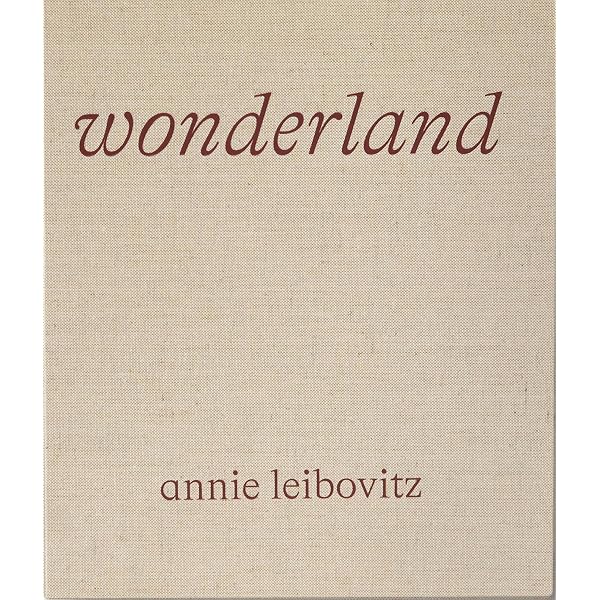 【洋書】Annie Leibovitz: Wonderland Wonderland: Leibovitz, Annie, Wintour, Anna: 9781838661526: Amazon