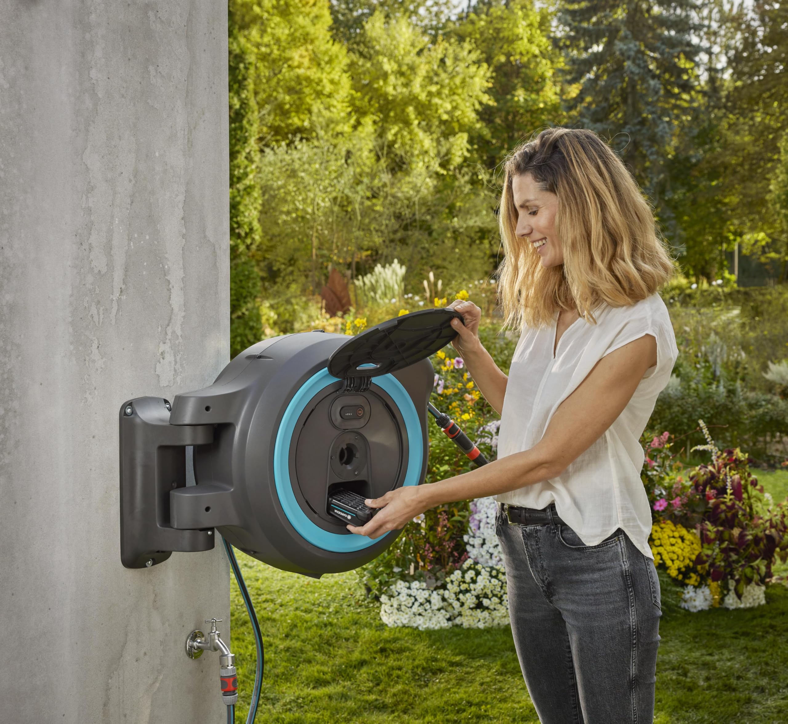 Gardena Akku-Wand-Schlauchbox PowerRoll XL Ready-to-use-Set: Automatischer Schlauchaufroller mit 35 m Gartenschlauch, Schlauchführung und RollControll, Komplett-Set mit Akku (18640-20) 7