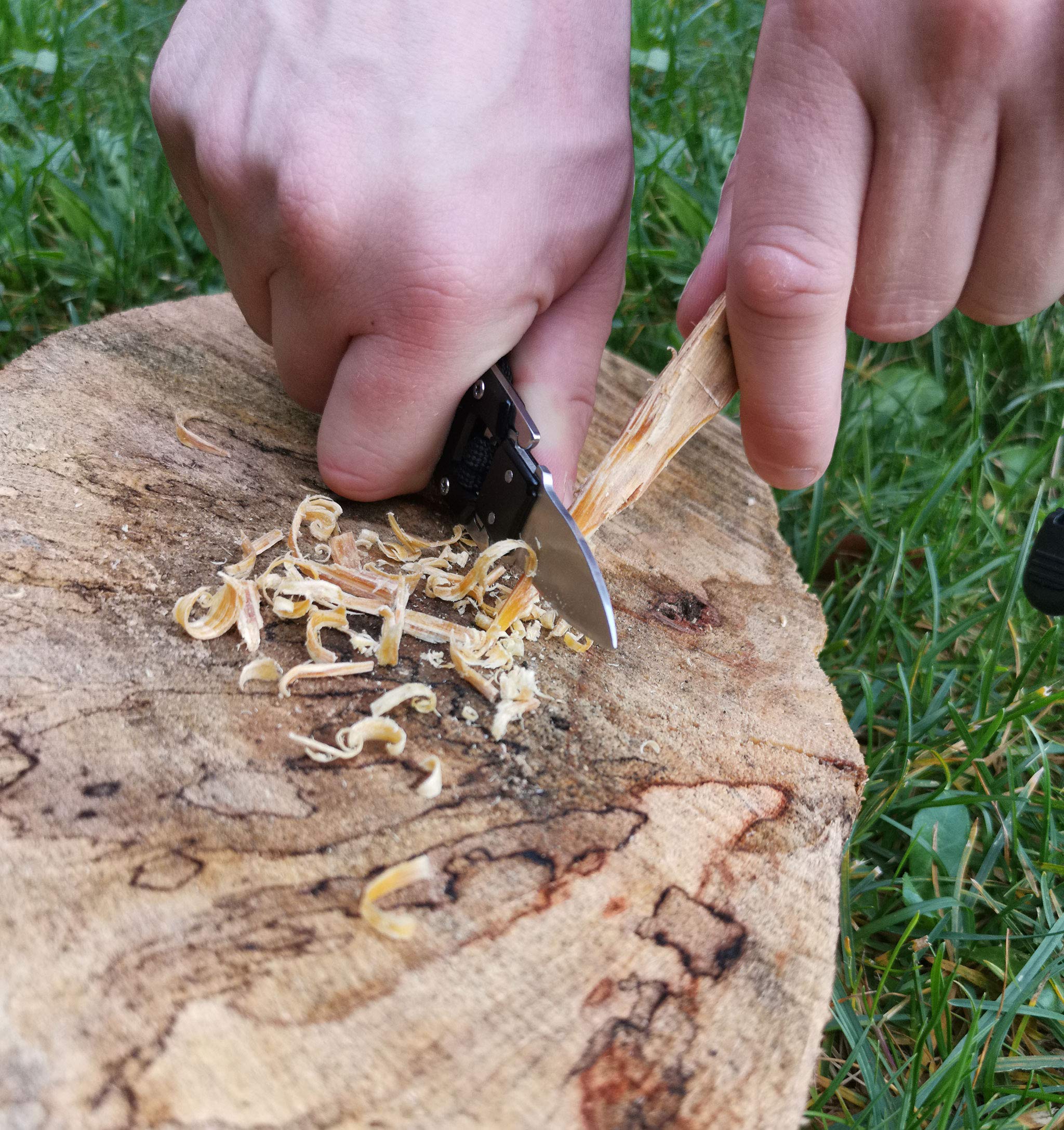 Ours Furtif Pierre à feu Ferrocérium Kit étanche + Sifflet de Survie + Grattoir Multi-Outils + Tindersticks Bois de Pin - Facile à Utiliser - Fortes étincelles - 10,000+ utilisations