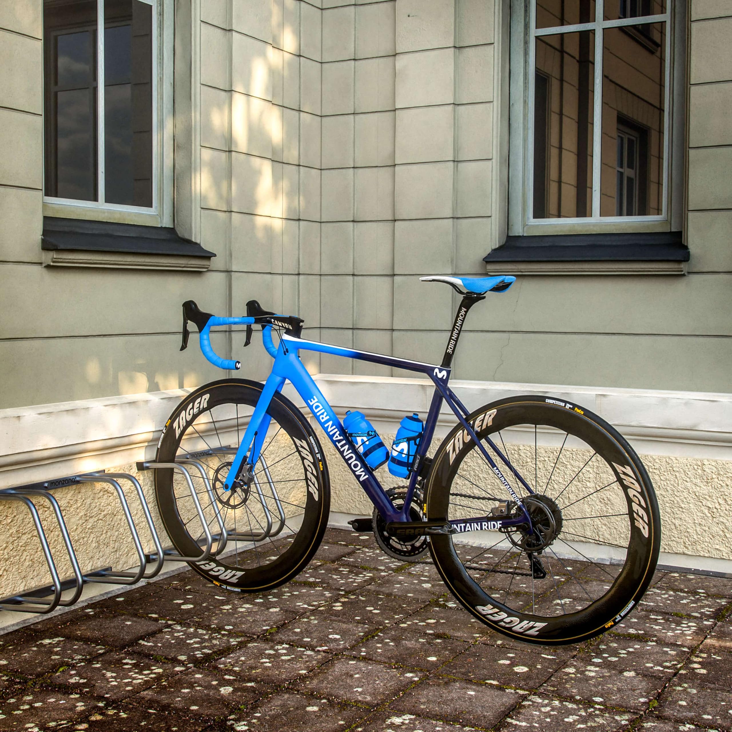 Monzana® Fahrradständer für 3 Fahrräder 37cm Radabstand 30-65mm Reifenbreite rostfreier Stahl selbstsichernde Schrauben Boden oder Wandmontage Mehrfachständer Fahrradhalter Aufstellständer Radständer 8