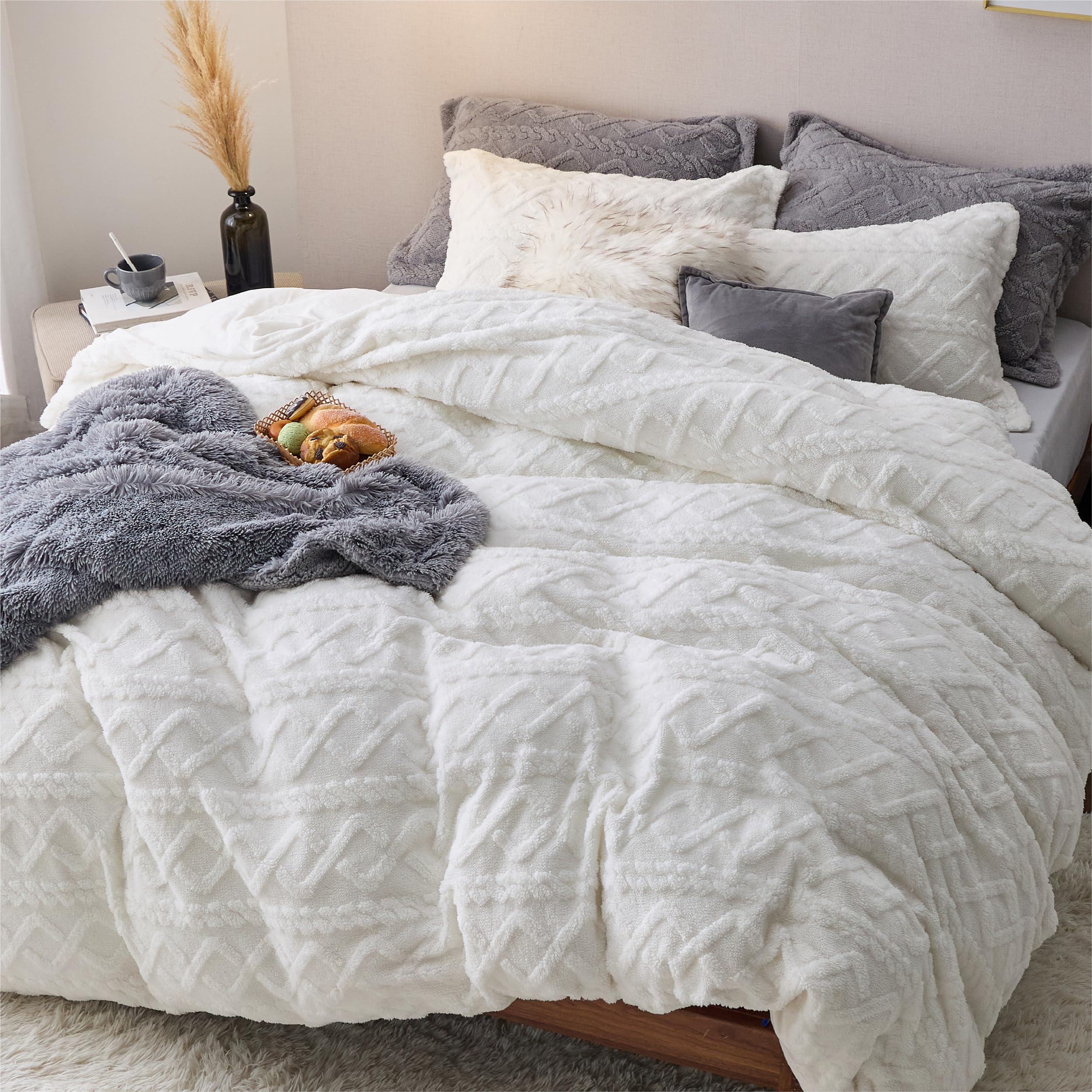 Bedsure Fluffy Flannel Duvet Cover Set - Faux Fur Comforter Cover King Size, White Warm Plush Bedding for Winter, 3-Piece Set with Zipper Closure (104"x90") and 2 Pillow Shams Image