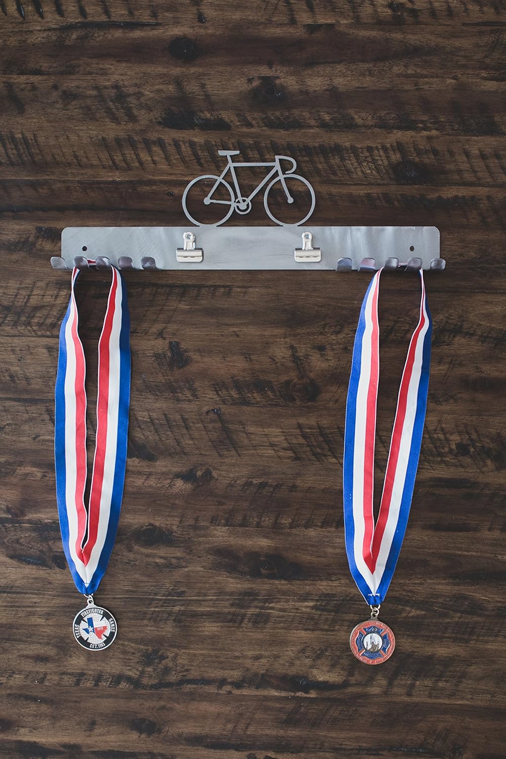 売り切れ必至 18 表示ハンガー 自転車サイクリングメダルmedalホルダーフック付き B01mug790u Polished Silver 試合ゲーム用品 App Acuteart Com