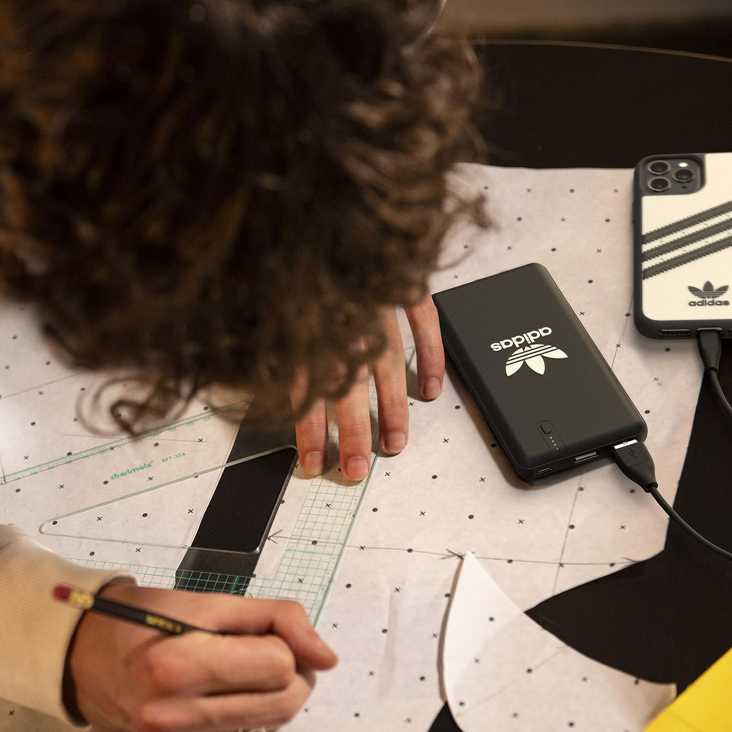 Amazon アディダス オリジナルス モバイルバッテリー 大容量 8 000mah パワーバンク Type C 急速充電 2台同時充電可 軽量 持ち運び 充電器 スマホ Iphone Ipad Android対応 ブラック Adidas Or Powerbank Ss Black モバイルバッテリー 通販