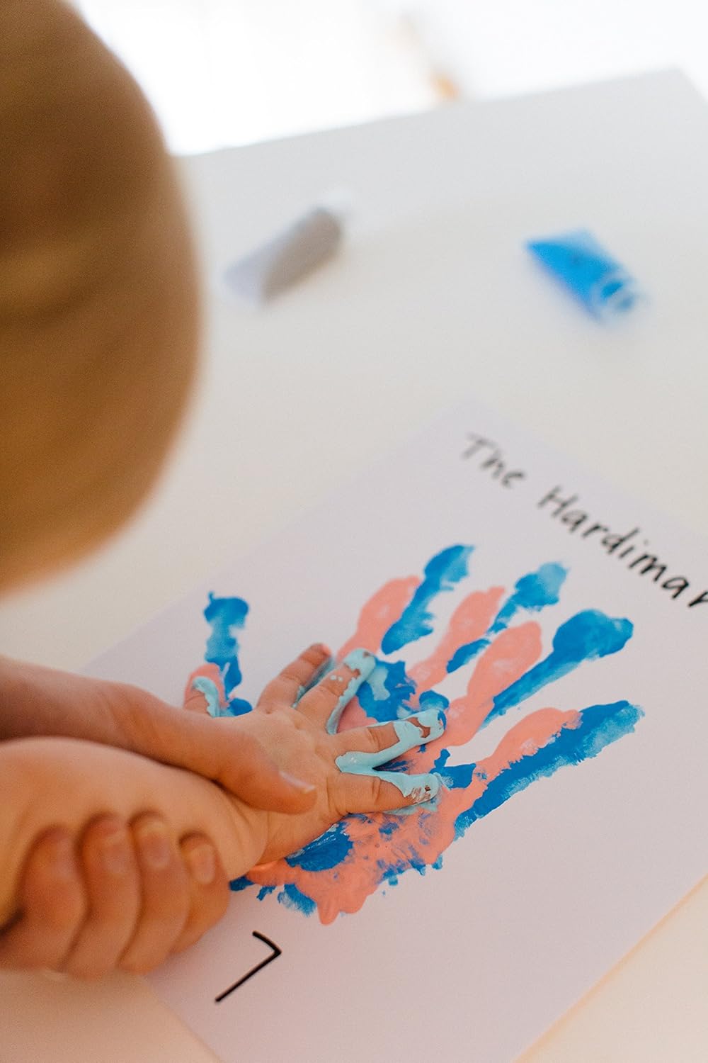 Доска с отпечатками рук краской