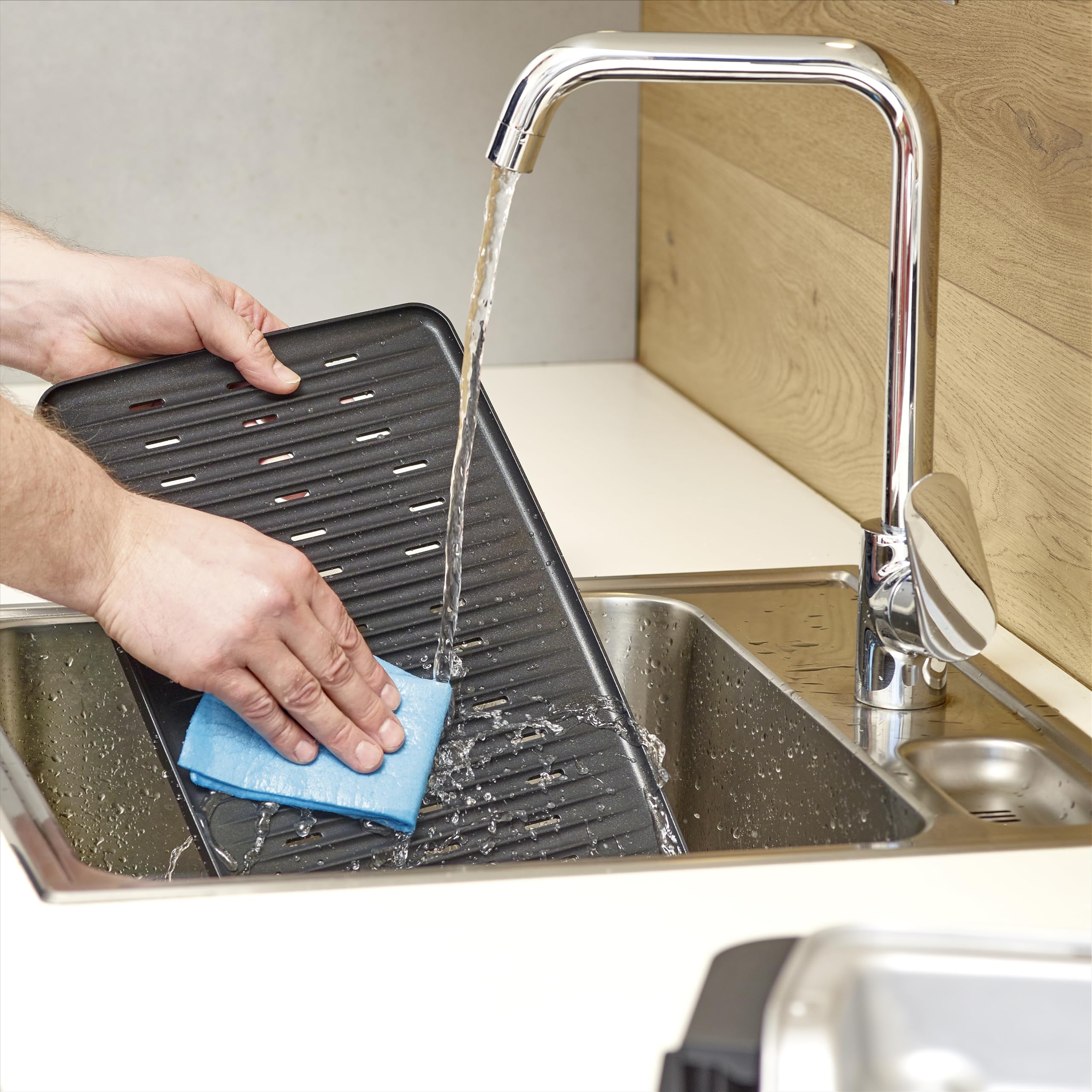 Severin Tischgrill mit Aluminium-Grillplatte, für drinnen und draußen, Alu-Druckgussplatte, Elektrogrill mit schnellem Grill-Start, einstellbar bis zu 230°C, 2.200 W, schwarz, PG 8556 8