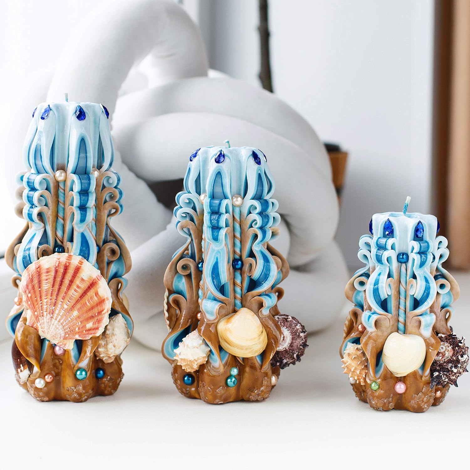 Geschnitzte Kerze mit Muscheln - Blaue und braune Kerzen - Kerzensatz