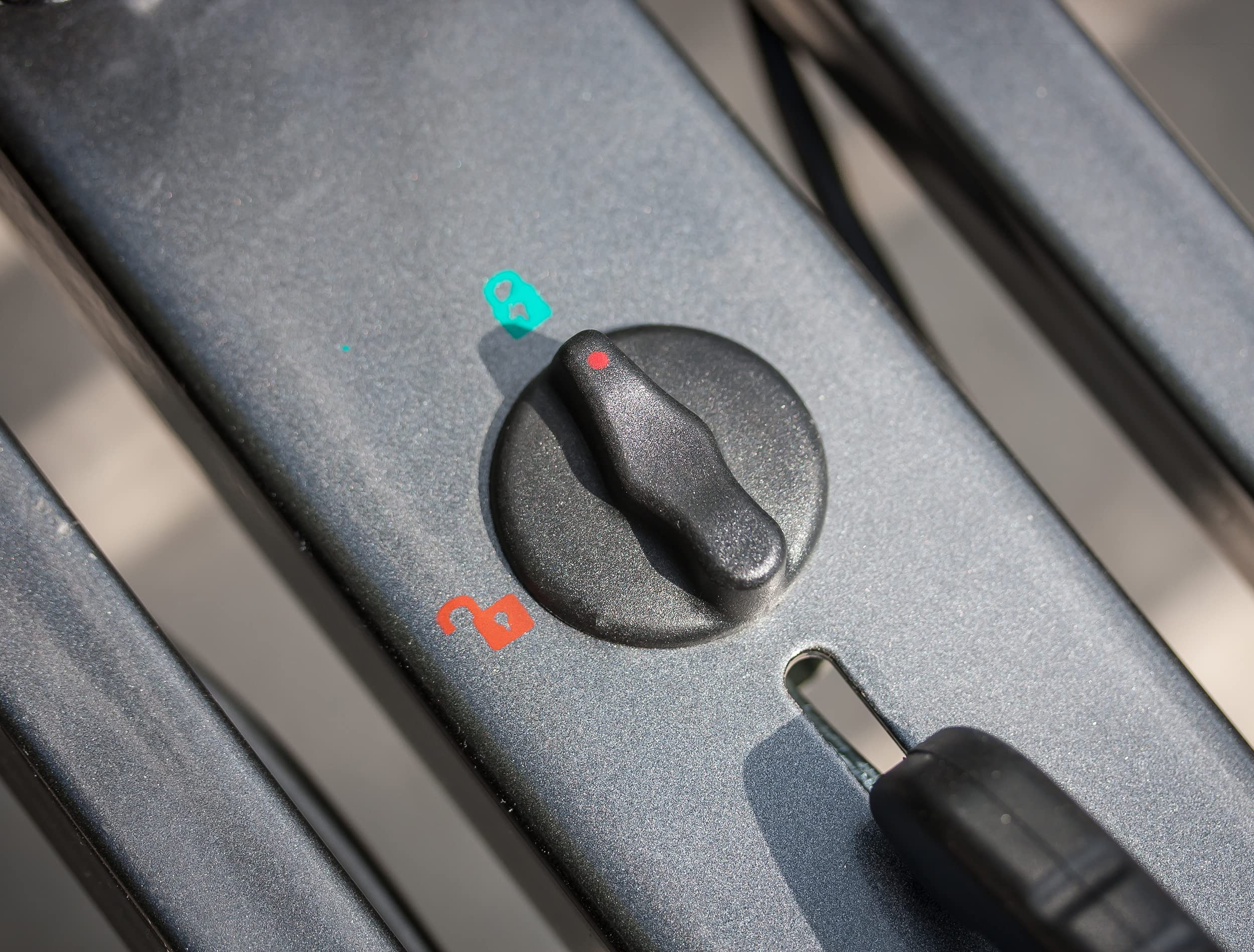 EUFAB 12010LAS Fahrradträger POKER-F, E-Bike geeignet, komplett vormontiert, Diebstahlschutz, für 2 Fahrräder, für Anhängerkupplung, Schwarz, 142 x 70 x 58 cm 5