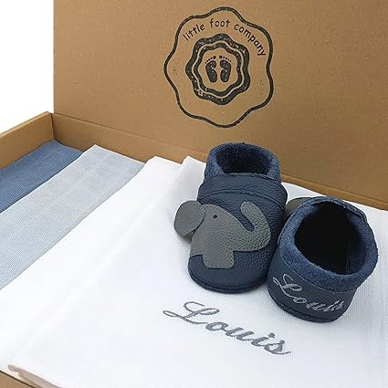 Sparen mit dem Starterset! 4 Spucktücher im Geschenkeset und handgefertigte Krabbelschuhe, mit einer Namensstickerei, Modell 