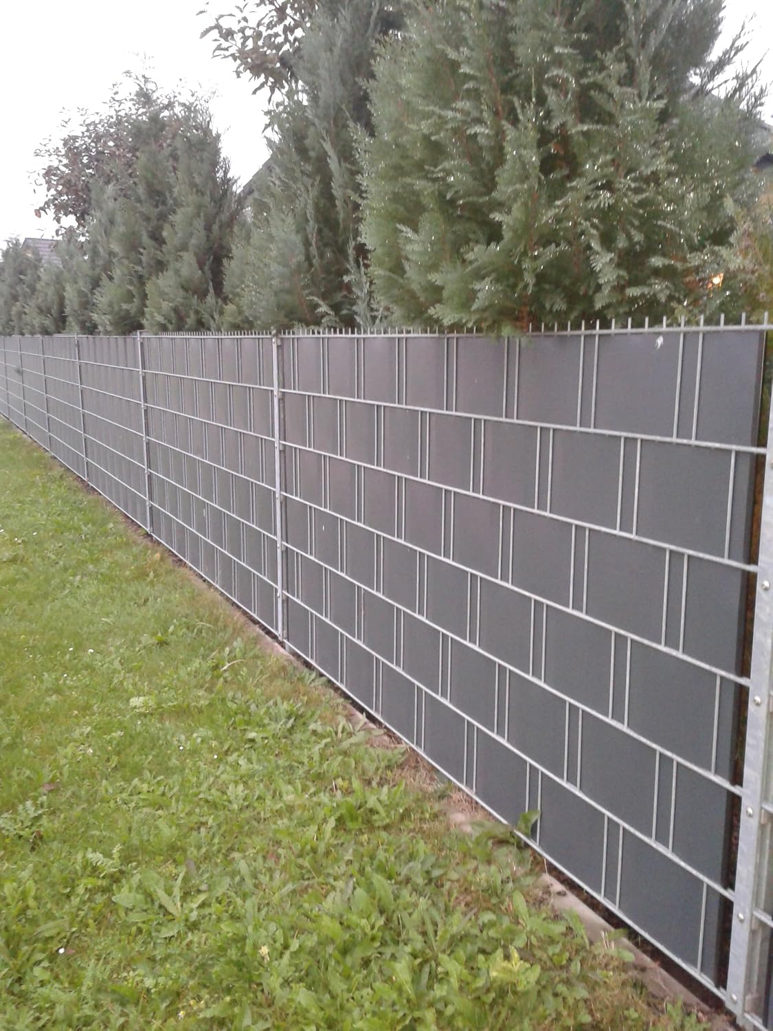 workingHOUSE View Protect Premium PVC Fencing 35m x 19 cm 650gsm Thick, Includes 20 Clamping Strips (Dark Grey) - Image 4