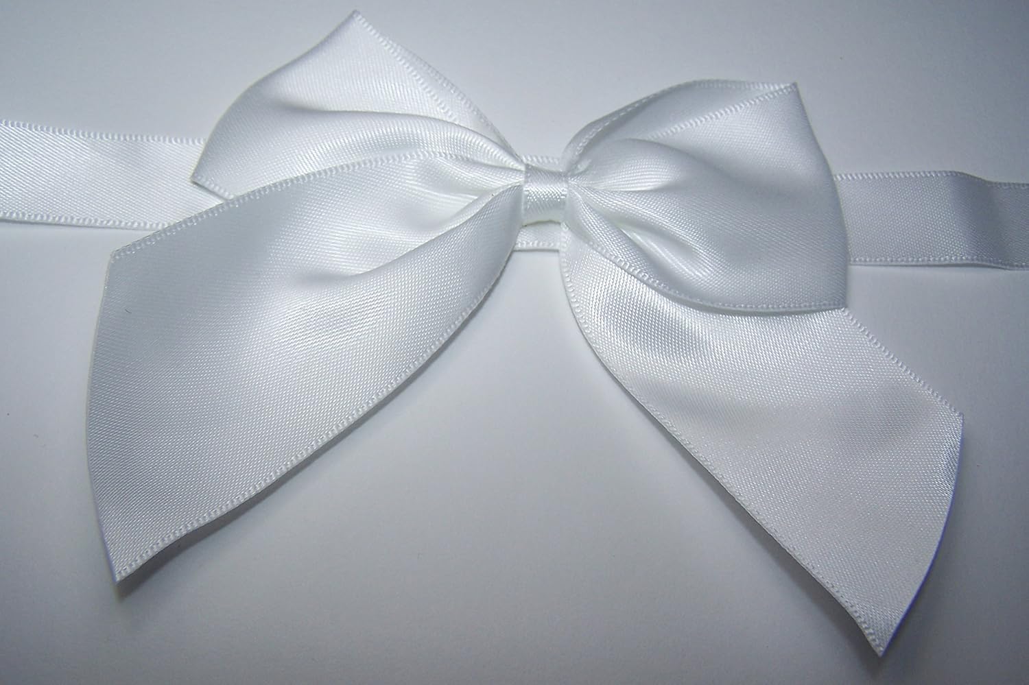 50 Stück Mini Satin Schleifen Schwarz - Selbstklebende Geschenkband Schleifen 6,35x5 Cm