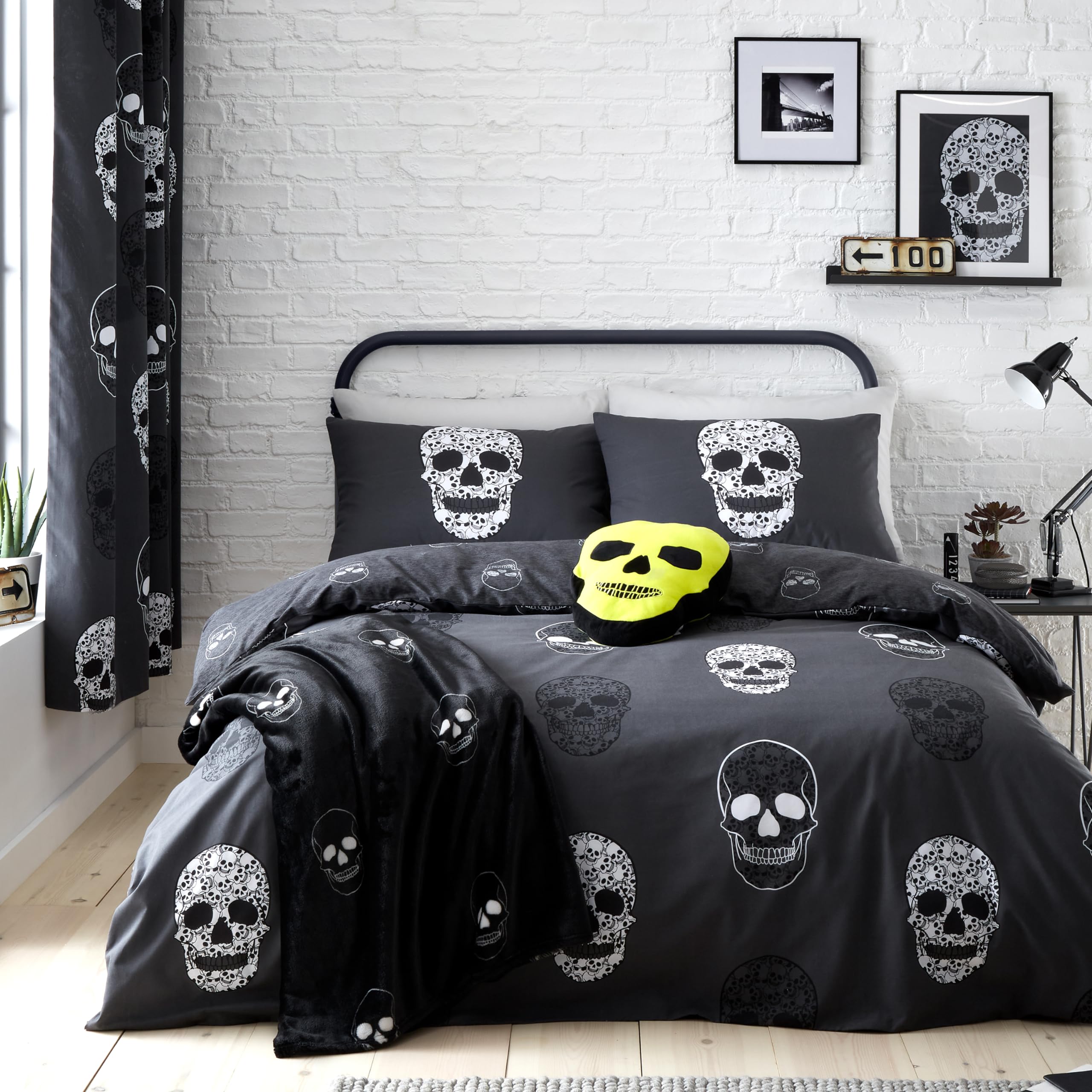 Catherine Lansfield Skulls Reversible Double Duvet Cover Set with Pillowcases Grey