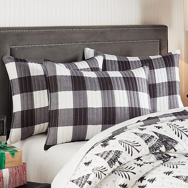 LEVTEX HOME MERRY & BRIGHT COLLECTION – NORTHERN STAR QUILT SET – KING/CAL KING QUILT (106X92IN.) + TWO KING PILLOW SHAMS (36X20IN.) – CHRISTMAS TREE – BLACK AND WHITE – REVERSIBLE