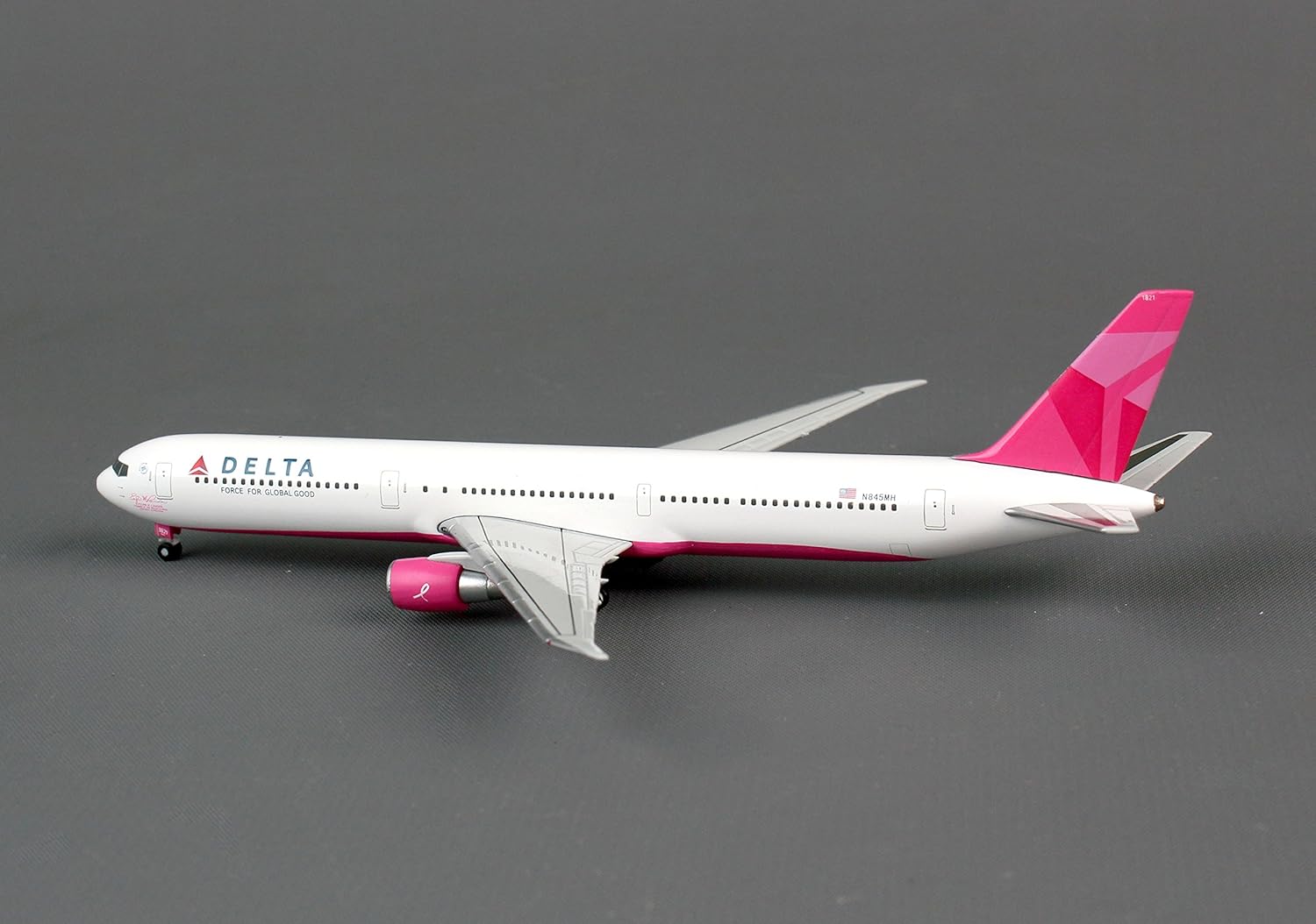 Herpa 562393 Delta Air Lines Boeing 767400 "Pink Plane" 1/400 Amazon