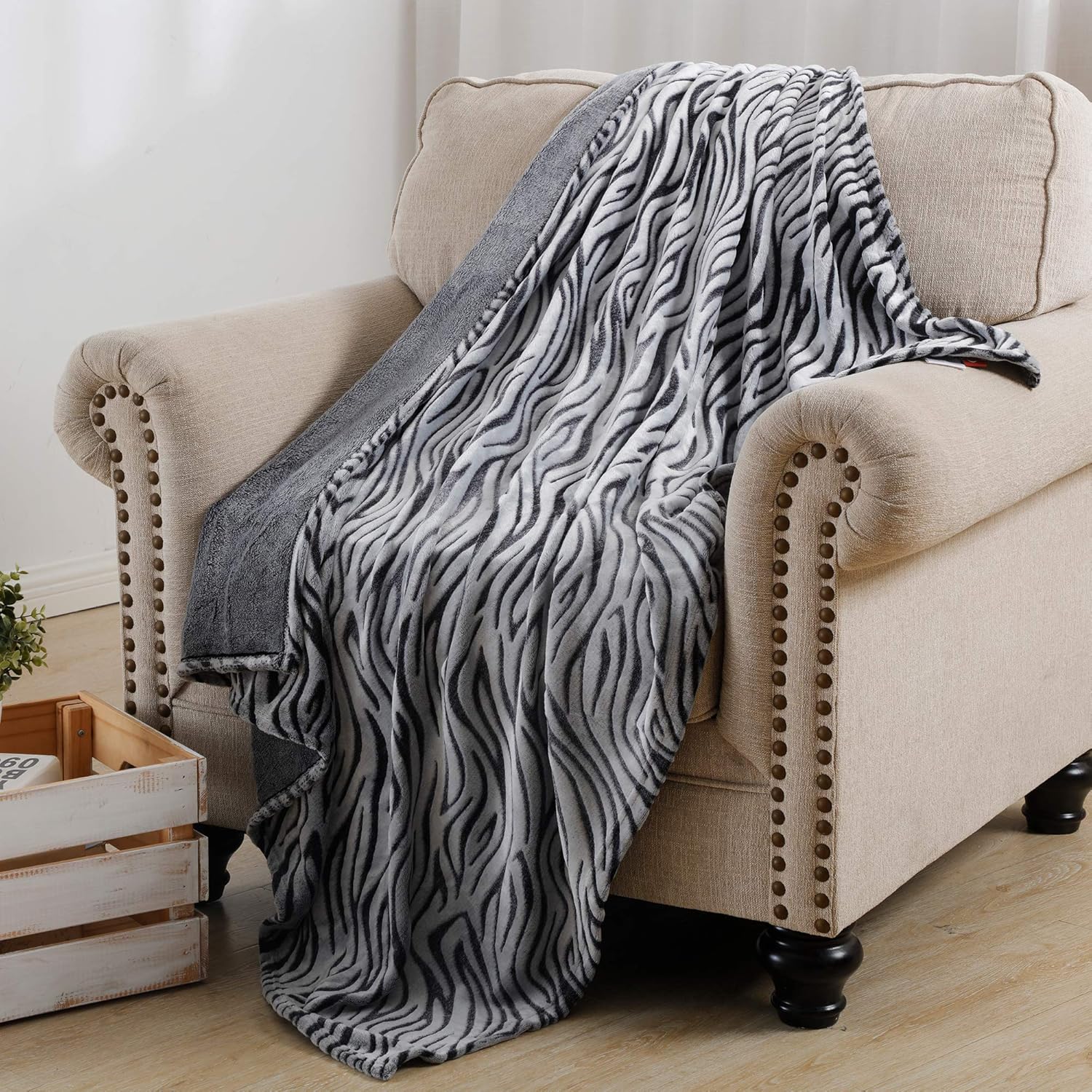 SOCHOW Uragiri Flannel Fleece Throw Blanket, Lightweight Super Soft Cozy Plush Bed Blanket, 50 × 60 Inches, Brown Leopard: Home & Kitchen