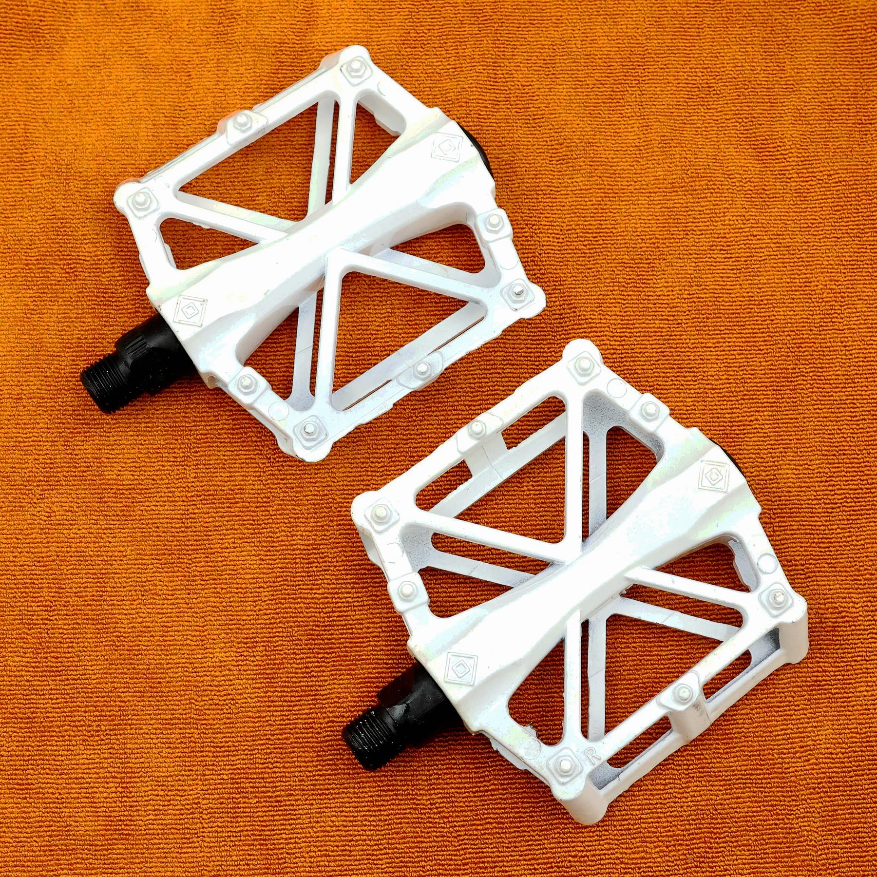 Pair of Cycling BMX Mountain Bicycle Bike Pedals 9/16" Bearing Metal Heavy Duty (White)