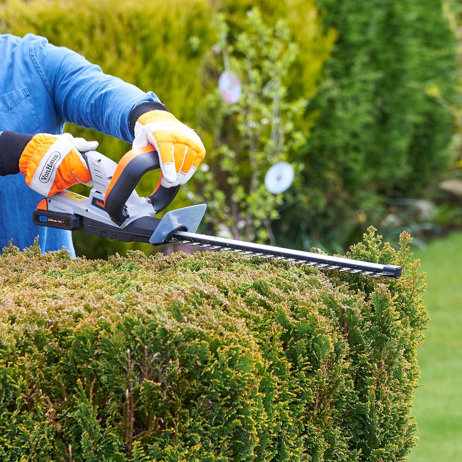 vonhaus cordless pole hedge trimmer with 20v max battery