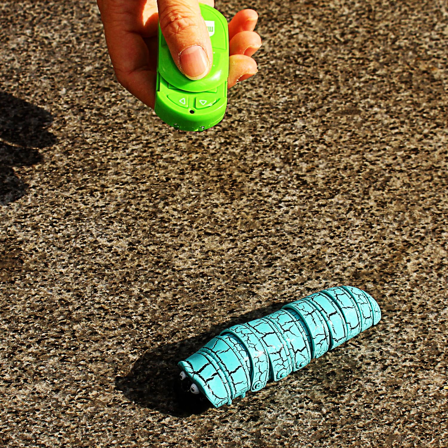 Tipmant RC Bug Remote Control Worm Realistic Caterpillar Inchworm Electronic Animal Toys Fake Insect Car Vehicle Kids Birthday Gifts (Blue)