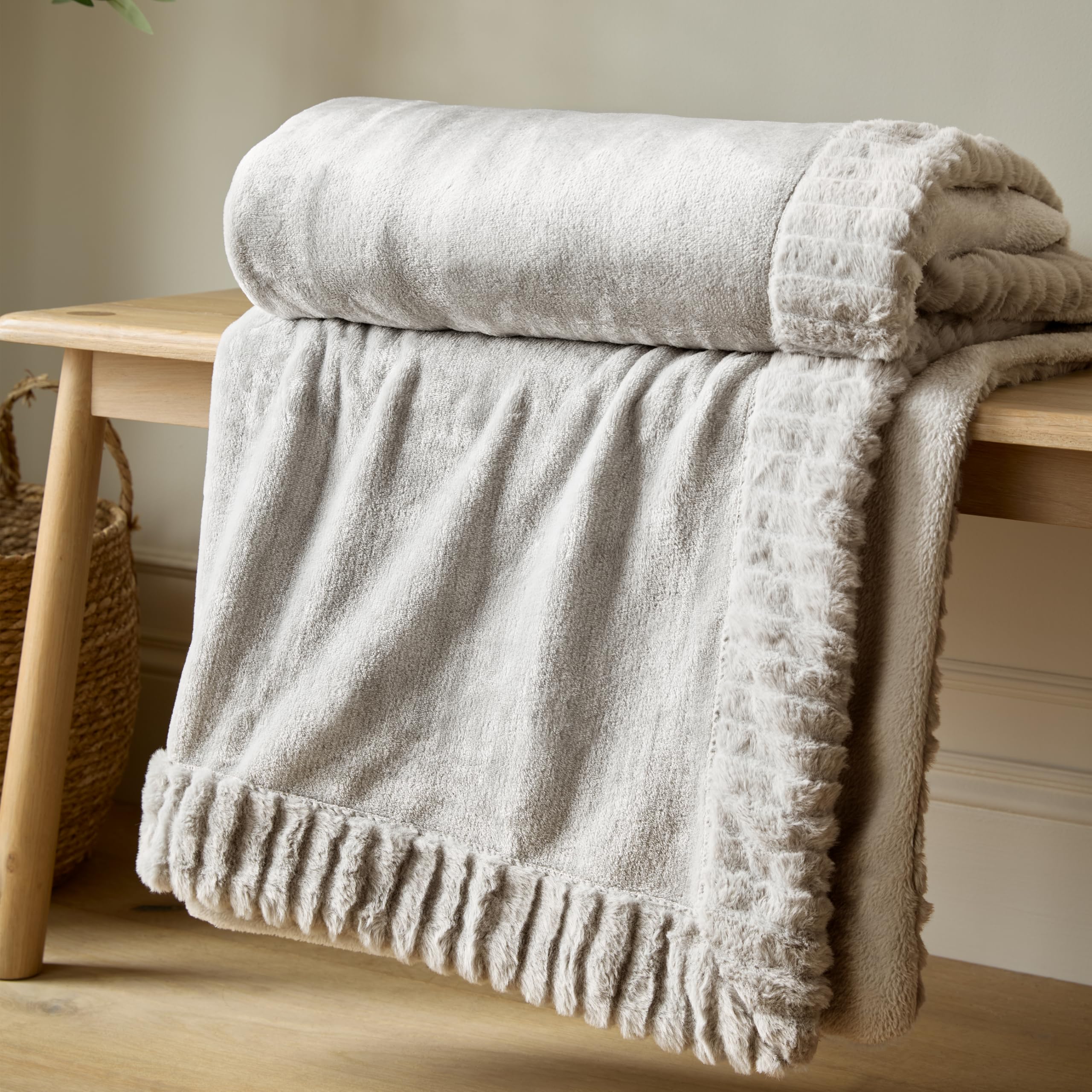 Catherine Lansfield Velvet And Faux Fur Throw150X200 Natural,DS/54492/W/150200/NT,150x200cm