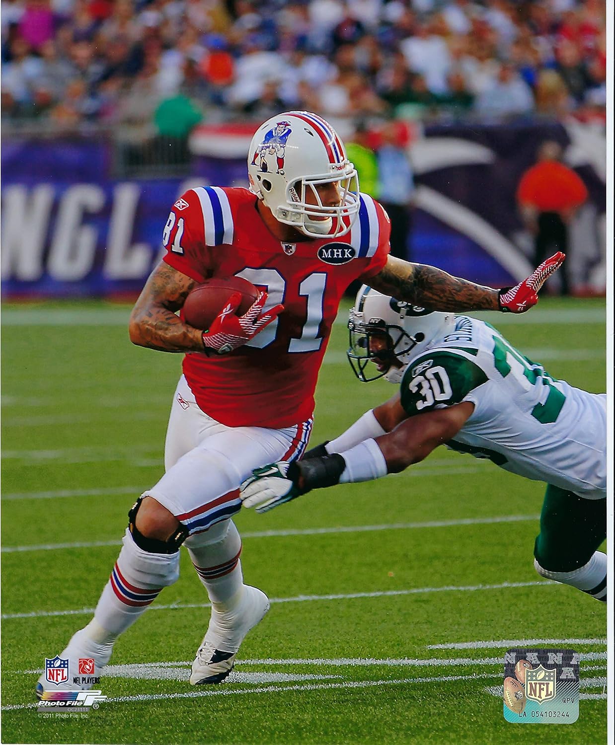 Amazon Com Aaron Hernandez New England Patriots Nfl Action Photo Size 8 X 10 Posters Prints