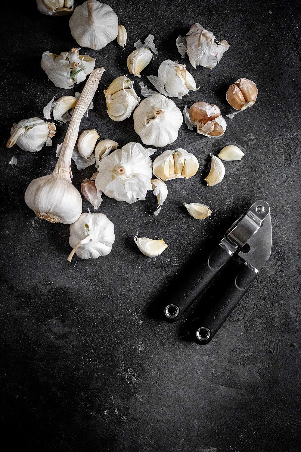 MasterClass Garlic Press with Soft Grip Handle, Stainless Steel, 17.5 cm, Black - Image 4