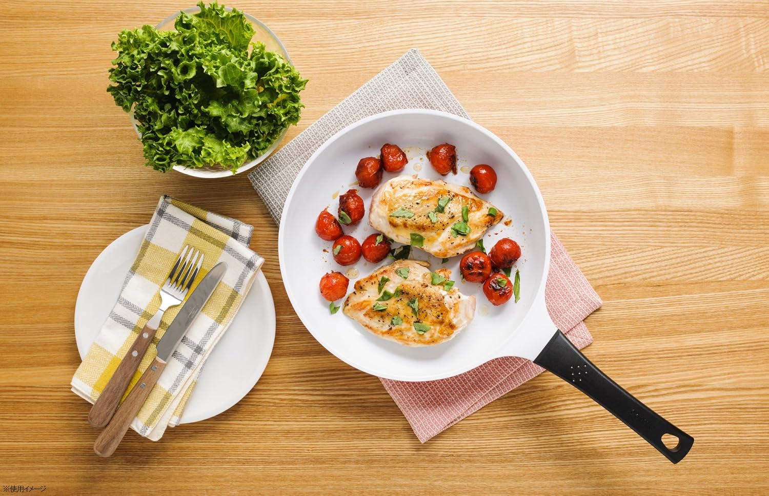 京セラのセラブリッドフライパンに入った料理とクロス、カトラリー