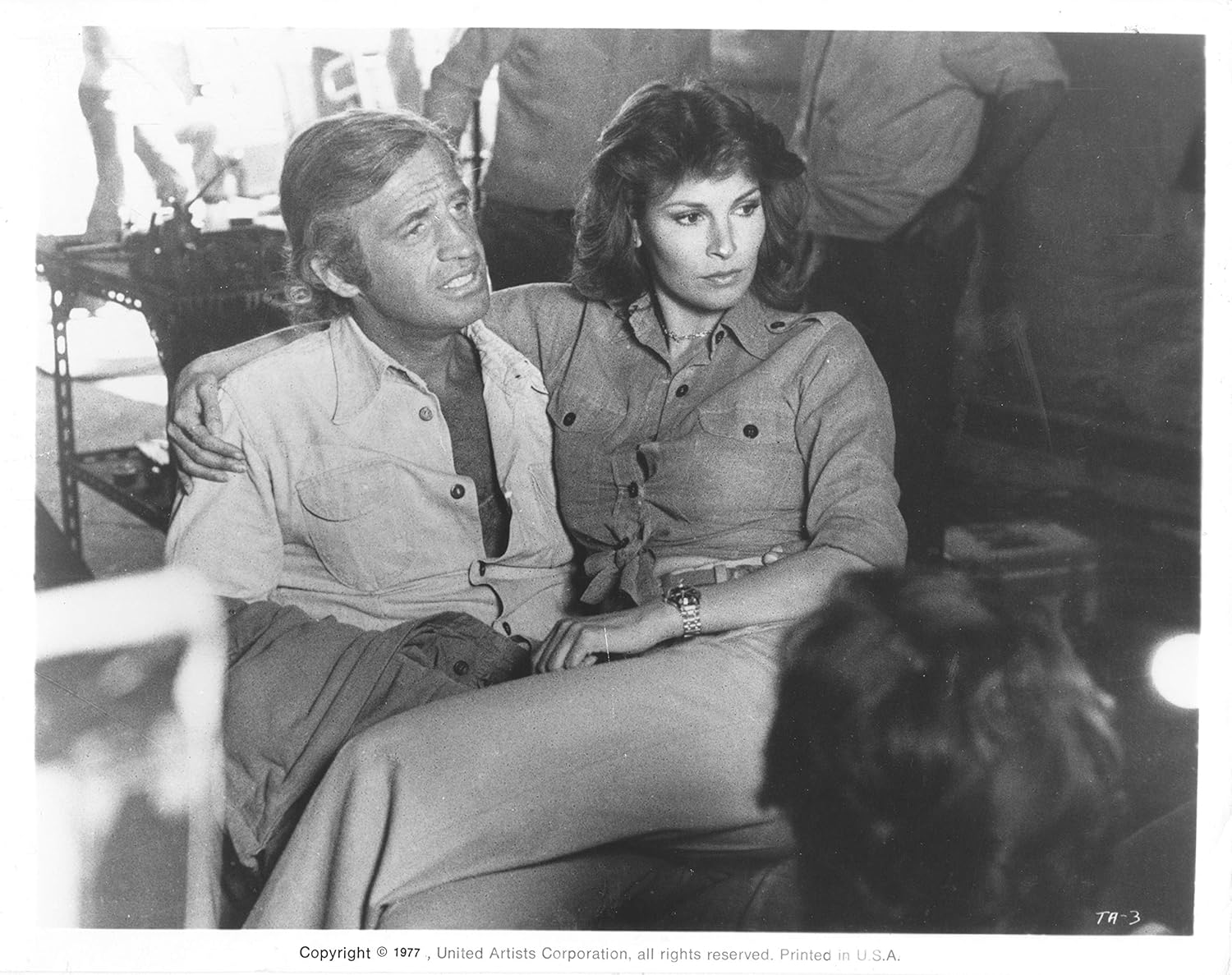 Film Avec Belmondo Et Raquel Welch Amazon.com: RAQUEL WELCH/JEAN PAUL BELMONDO/L'ANIMAL/8X10 ORIGINAL