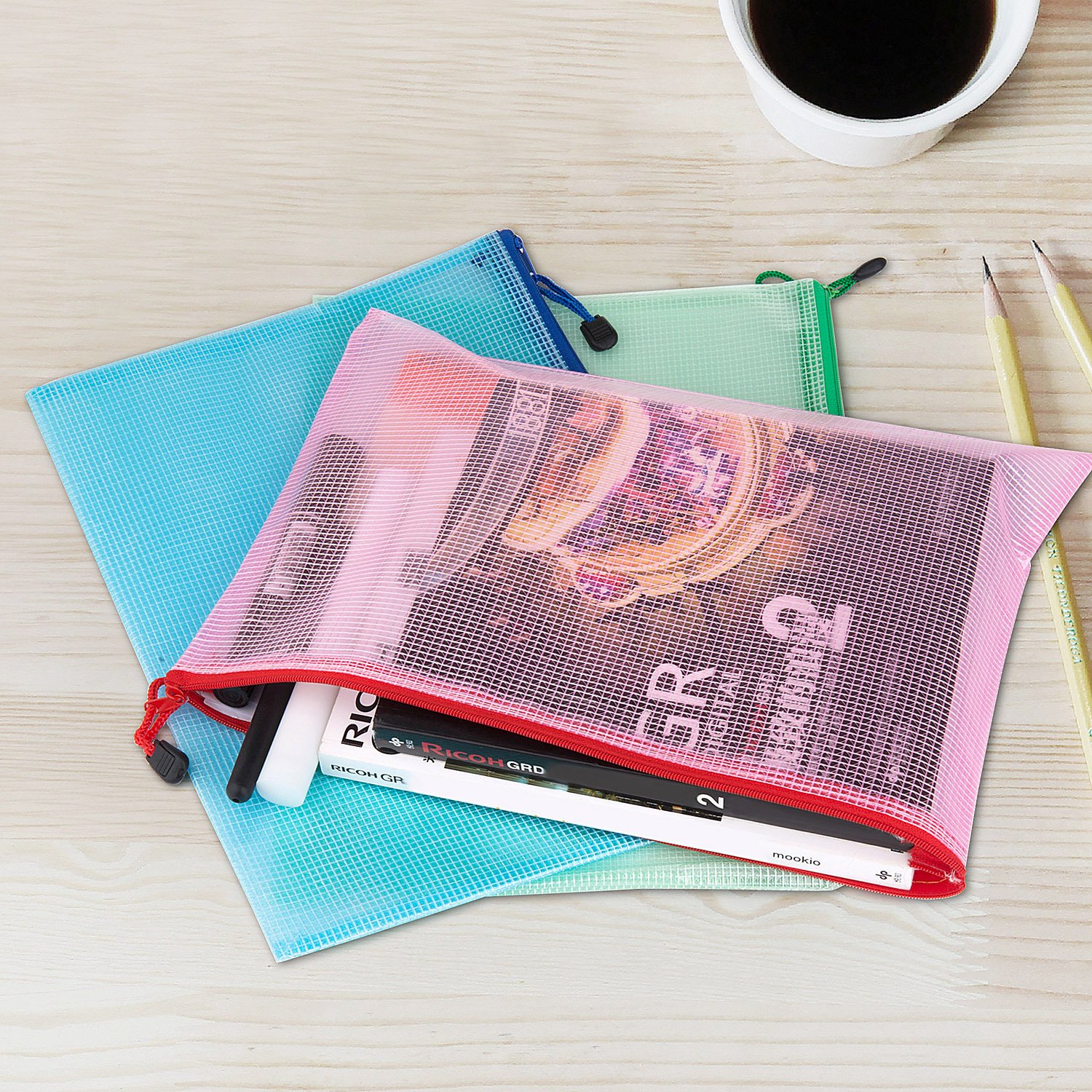 Pack de 10 unidades de carpetas de polipropileno con colores y cremallera. Para tamaño A4.