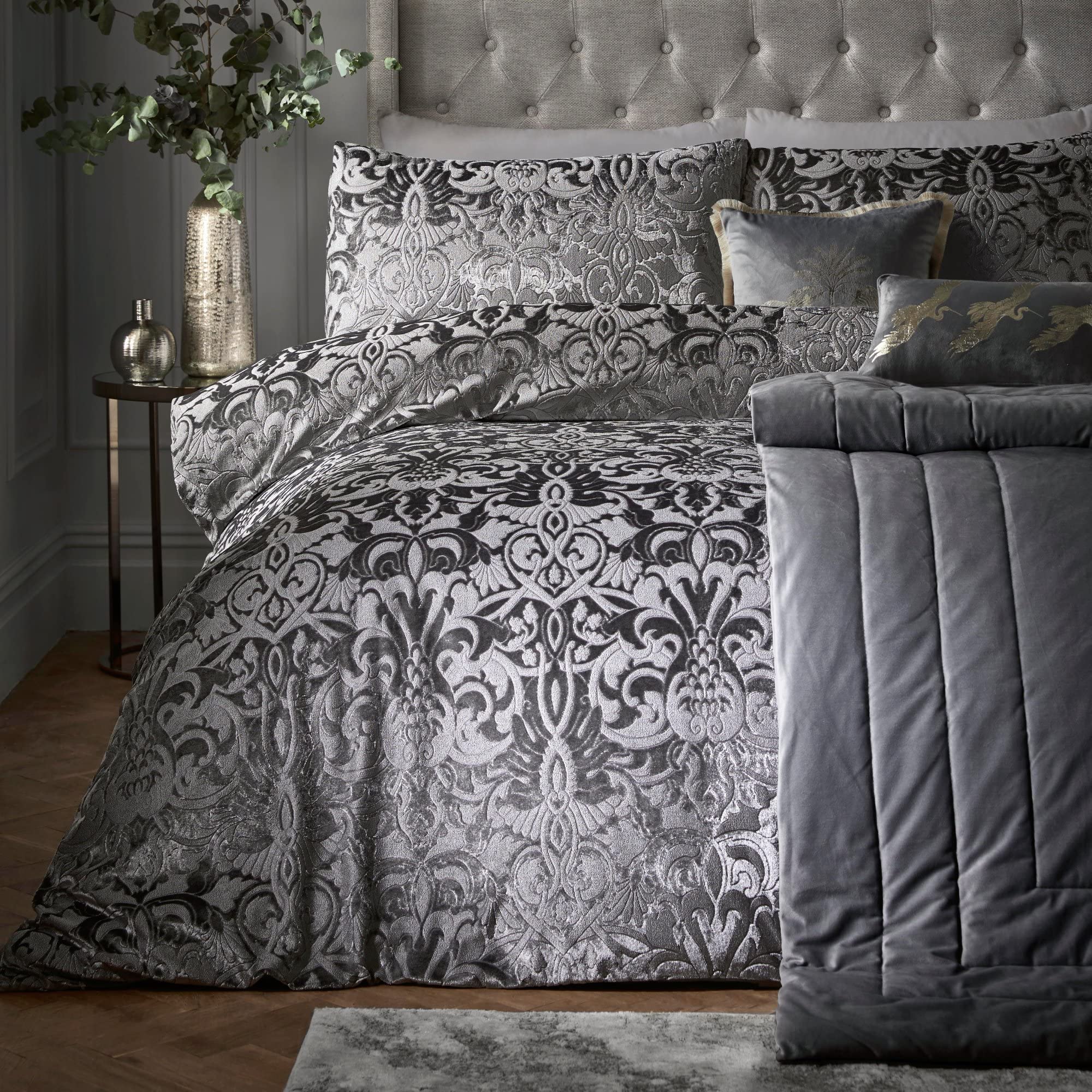 Laurence Llewelyn-Bowen - Slate Grey Embossed Damask Duvet Cover - King Bedding Size (230 x 220cm) - 2 Pillowcases - Grey Velvet Damask Bedding - Luxury Bedding Set - Jacquard Duvet Set in Grey