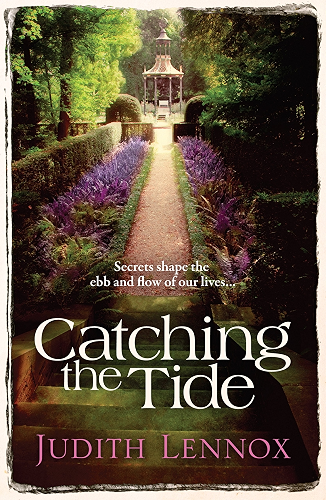 Download Catching the Tide: A stunning epic novel of secrets, betrayal and passion (English Edition) PDF