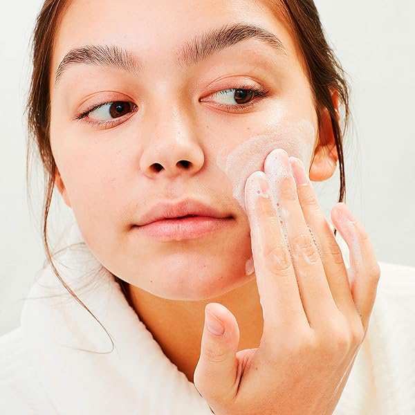 AVEENO CLEAR COMPLEXION FOAMING OIL-FREE FACIAL CLEANSER WITH SOY EXTRACT & 0.5% SALICYLIC ACID, ACNE TREATMENT FACE WASH FOR ACNE-PRONE SKIN, SULFATE-FREE & HYPOALLERGENIC, 6 FL. OZ