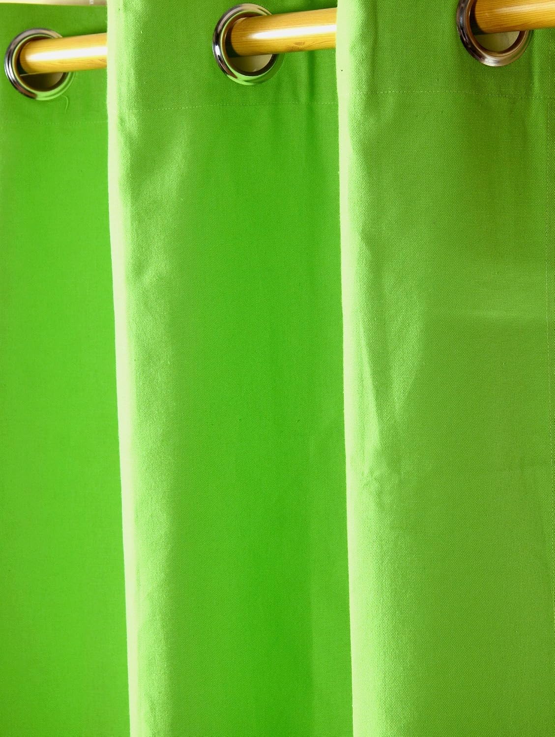 HOMESCAPES Green Eyelet Curtain Pair 117cm (46") Wide x 137cm (54") Drop Plain Heavy Unlined Curtains, W 46.1" x L 53.9" (2 Panels) - Image 4