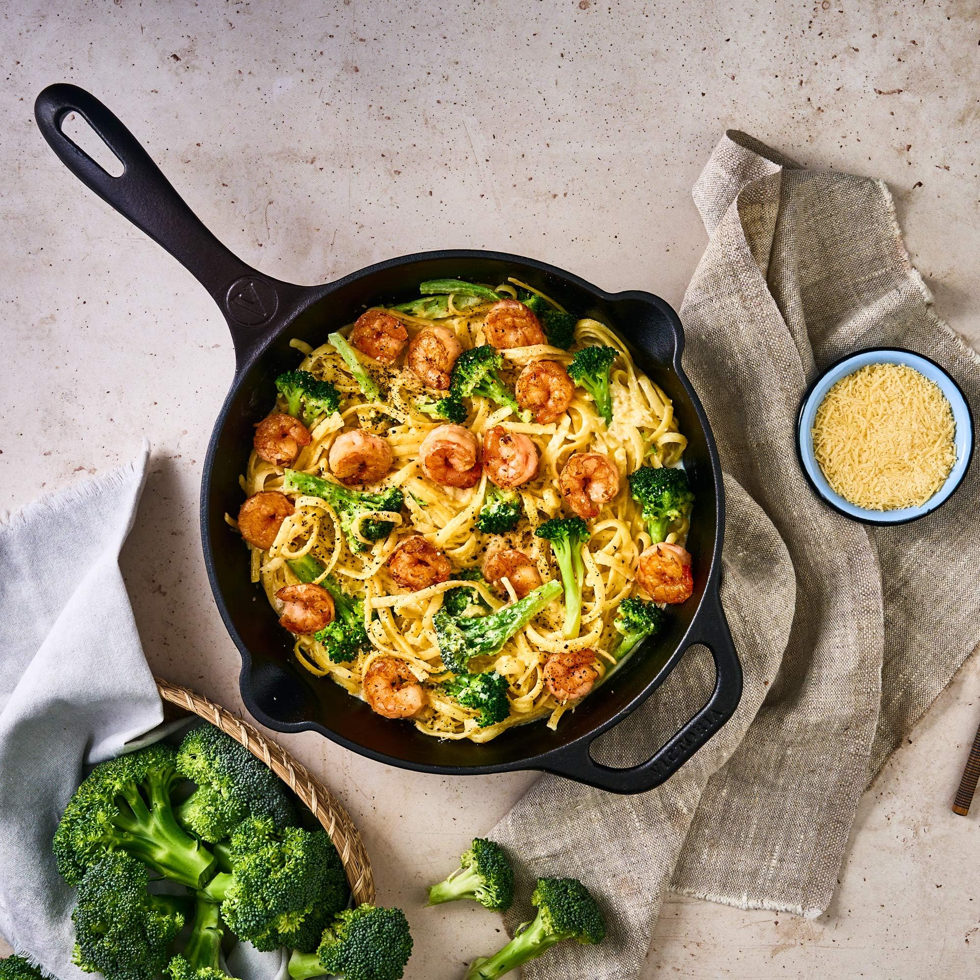 VICTORIA Bratpfanne Emaillierte Gusseisenpfanne Induction 25cm Bratpfanne Geeignet für Feuer, Grill, Backofen, Ceranfeld, Gas, Cast Iron Skillet, Toxic Free Kochgeschirr ohne PTFE oder PFOA 8