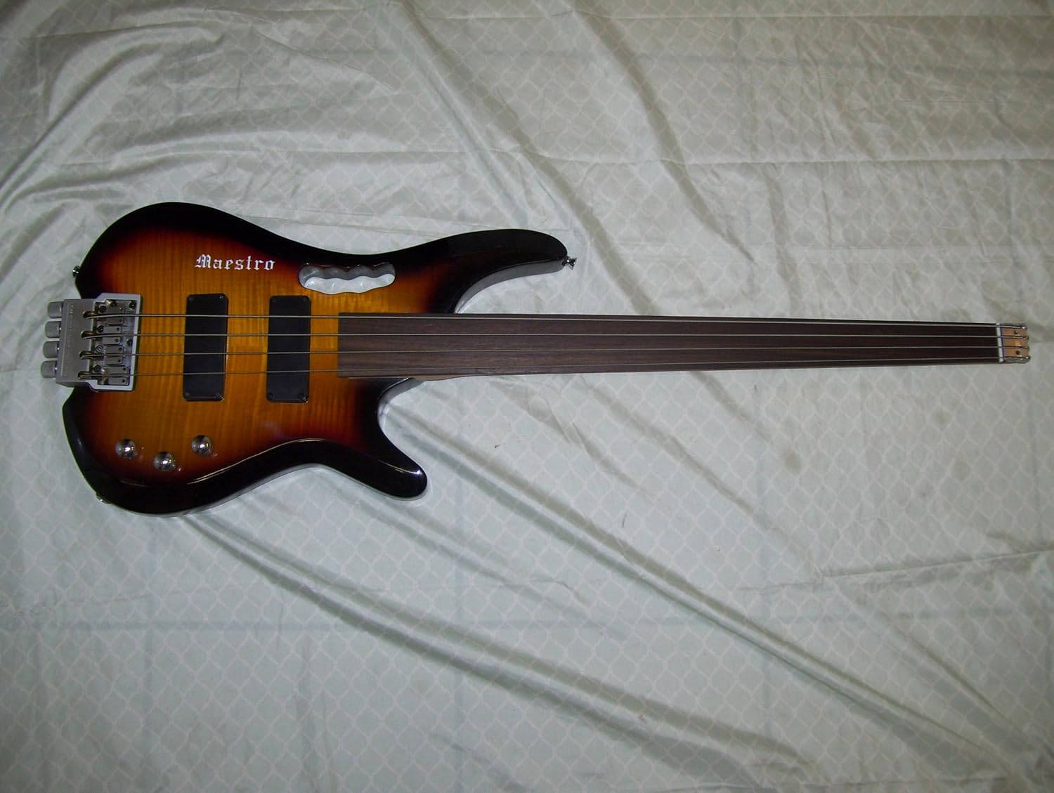 Headless and fretless 4 string electric Bass Guitar Musical Instruments
