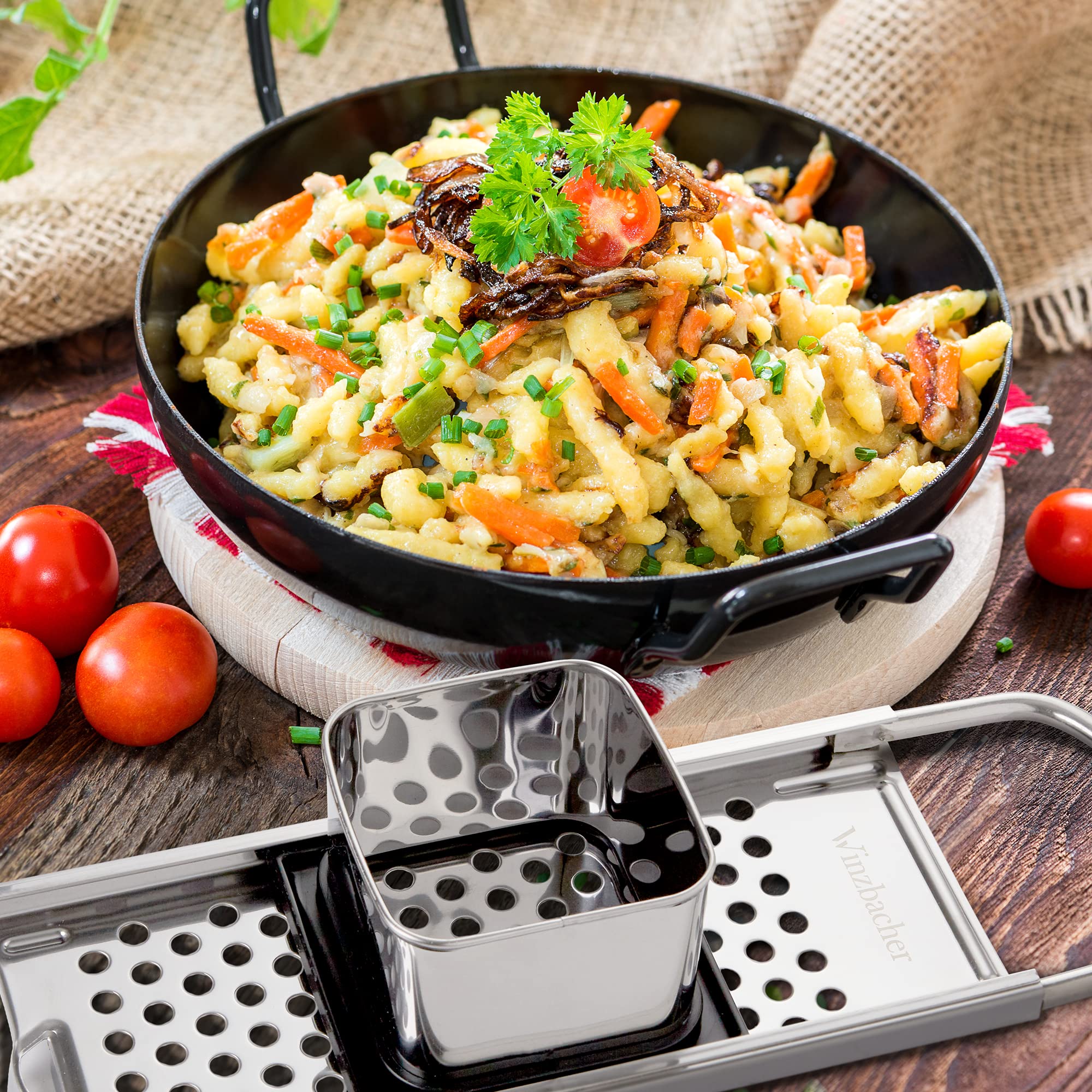 Winzbacher Edelstahl Spätzlehobel mit Teigschlitten [Topf Ø von 16-30cm] Spülmaschinenfest | Rostfrei | Spätzlereibe, Spätzlesieb, Spätzlepresse | für Spätzle & Knöpfle 5