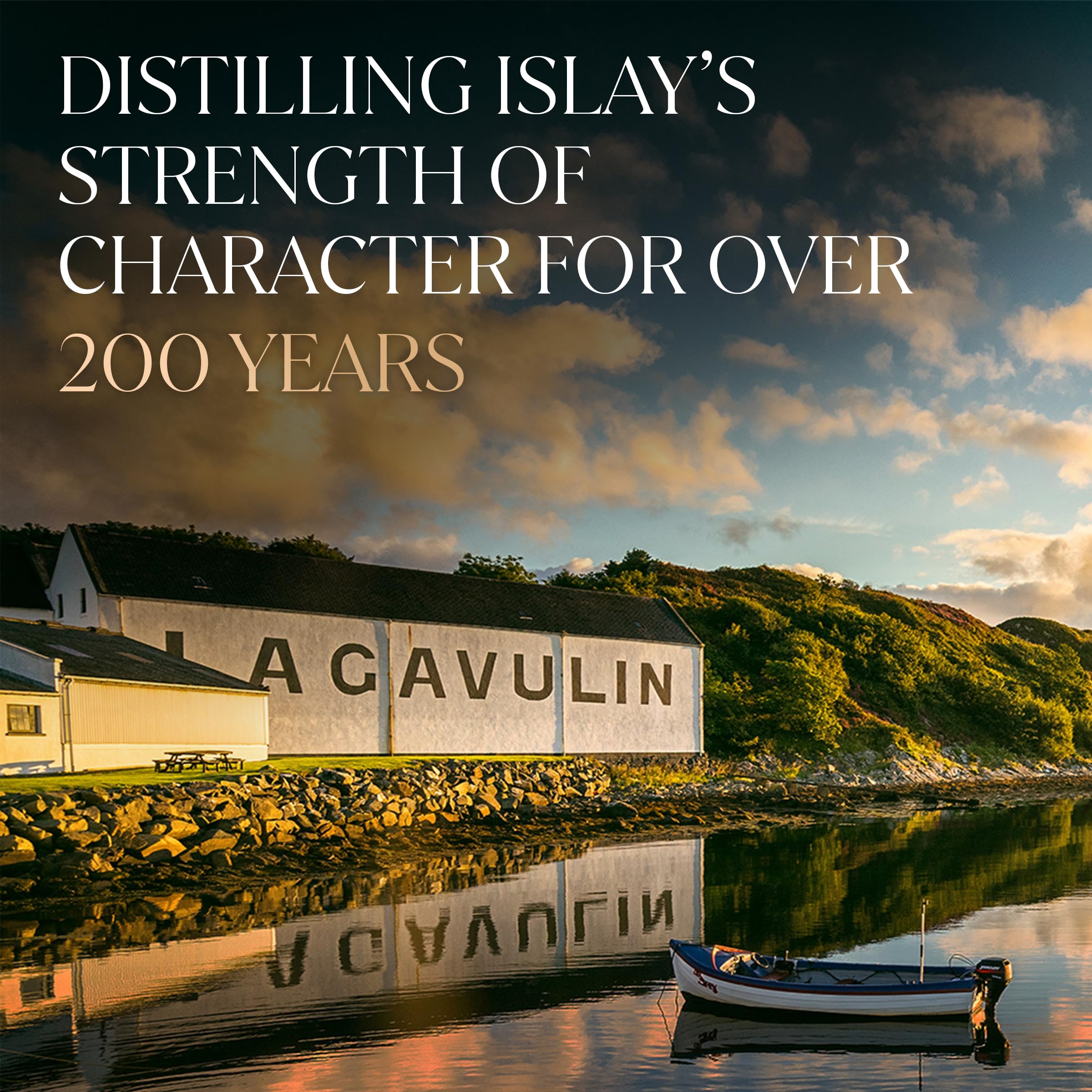 Lagavulin 8 Jahre Single Malt Scotch Whisky, mit Geschenkverpackung, Geschenkidee, Preisgekrönter Single Malt, handverlesen aus dem schottischen Islay, 48% Vol, 700ml Einzelflasche 4