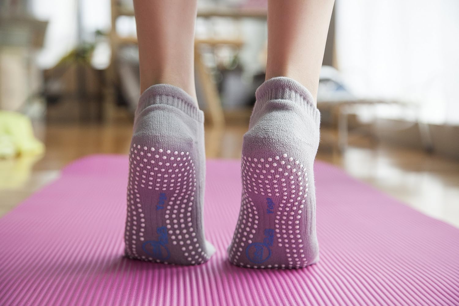 Non Slip Skid Socks with Grips for Yoga,Barre Pilates,PiYo,Men and Women,2 Pairs Black And 2 Pairs Grey: Clothing
