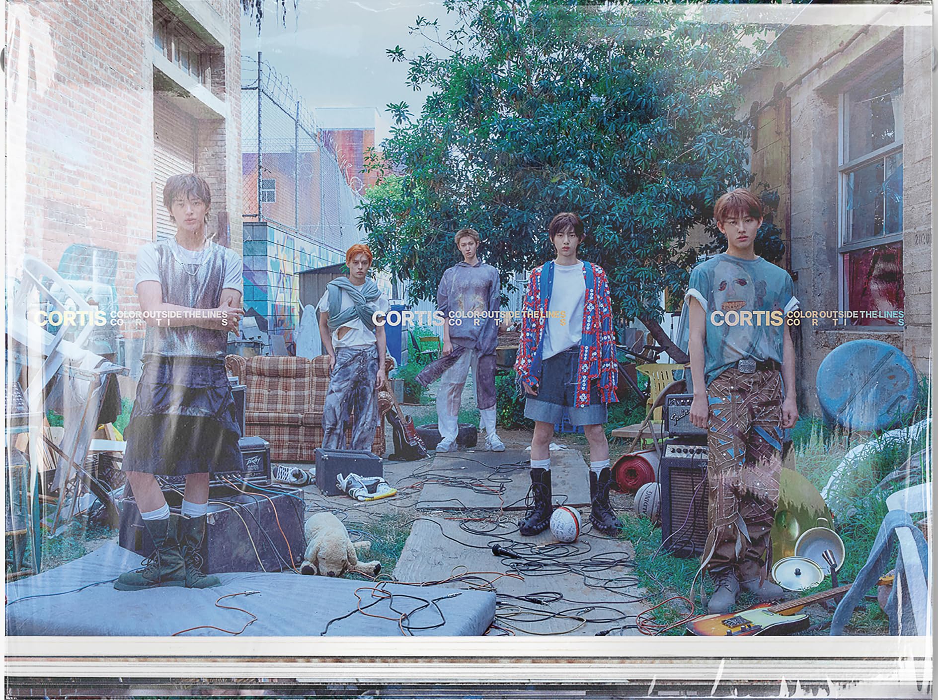 Photo 1 of COLOR OUTSIDE THE LINES[Scene 3 ver.]