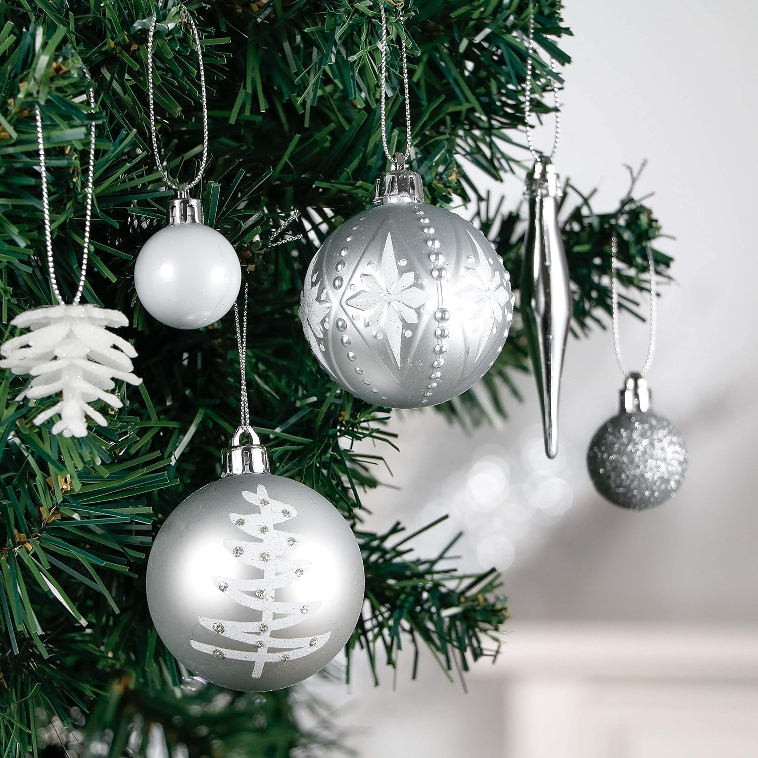 Victor's Workshop 70pcs Shatterproof Christmas Baubles Pack - Image 5