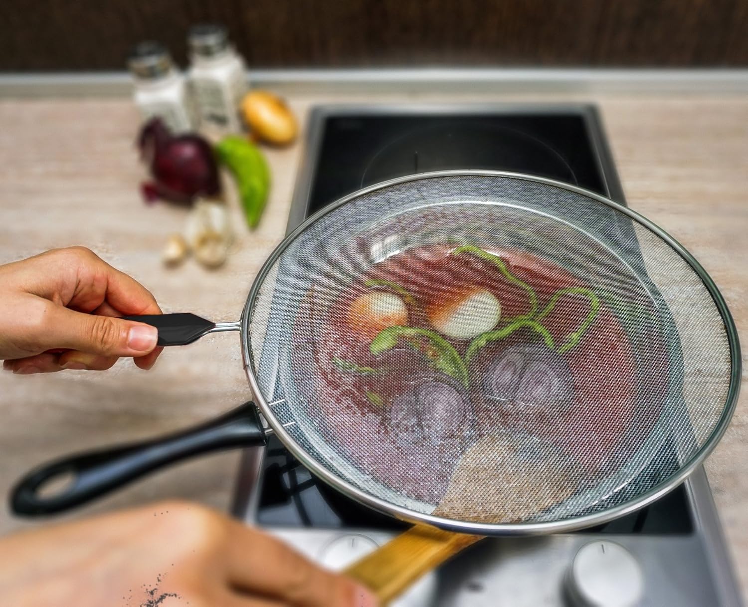 Чтобы не было брызг. Масло на сковороде. Сковородка с маслом. Защитный экран от брызг на мойку. Крышка сетка на сковородку.