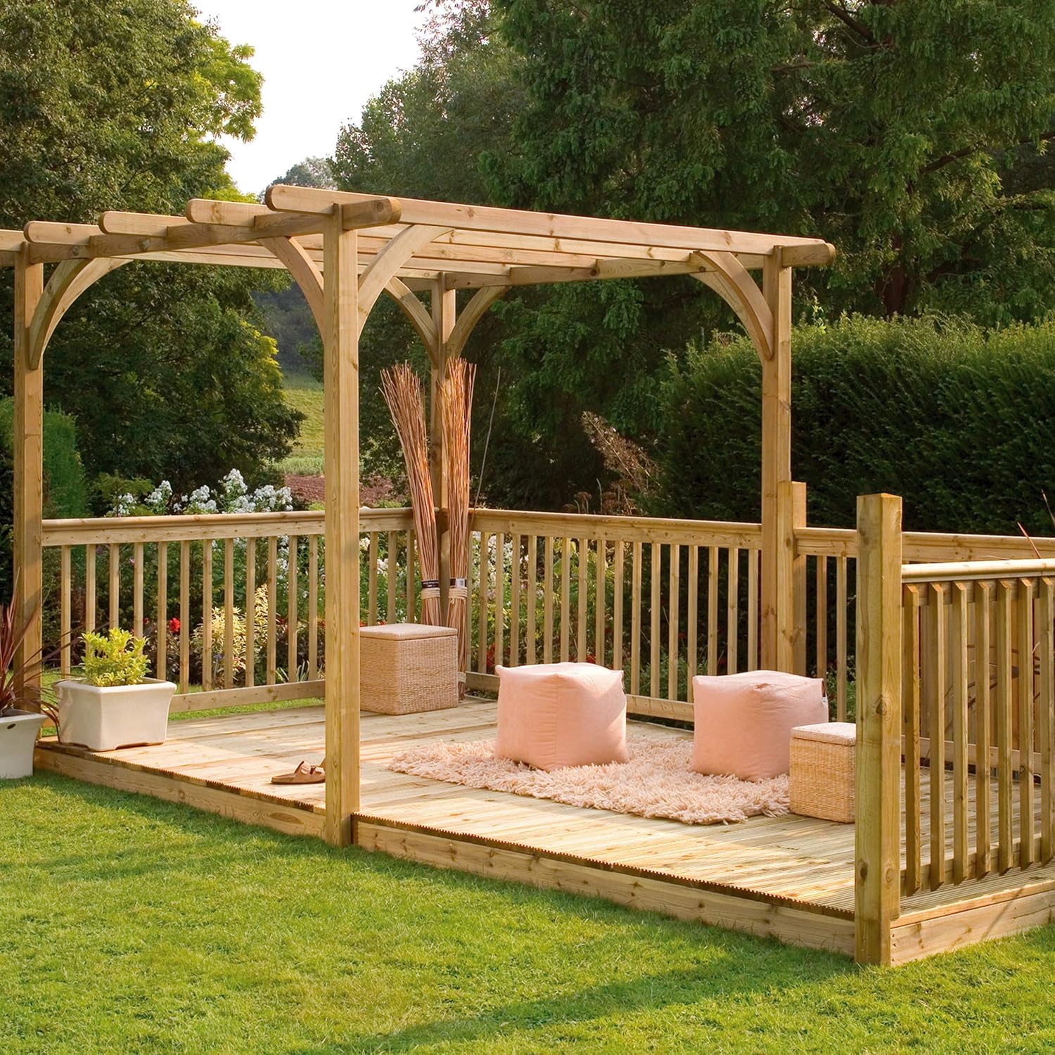 Летняя беседка в саду