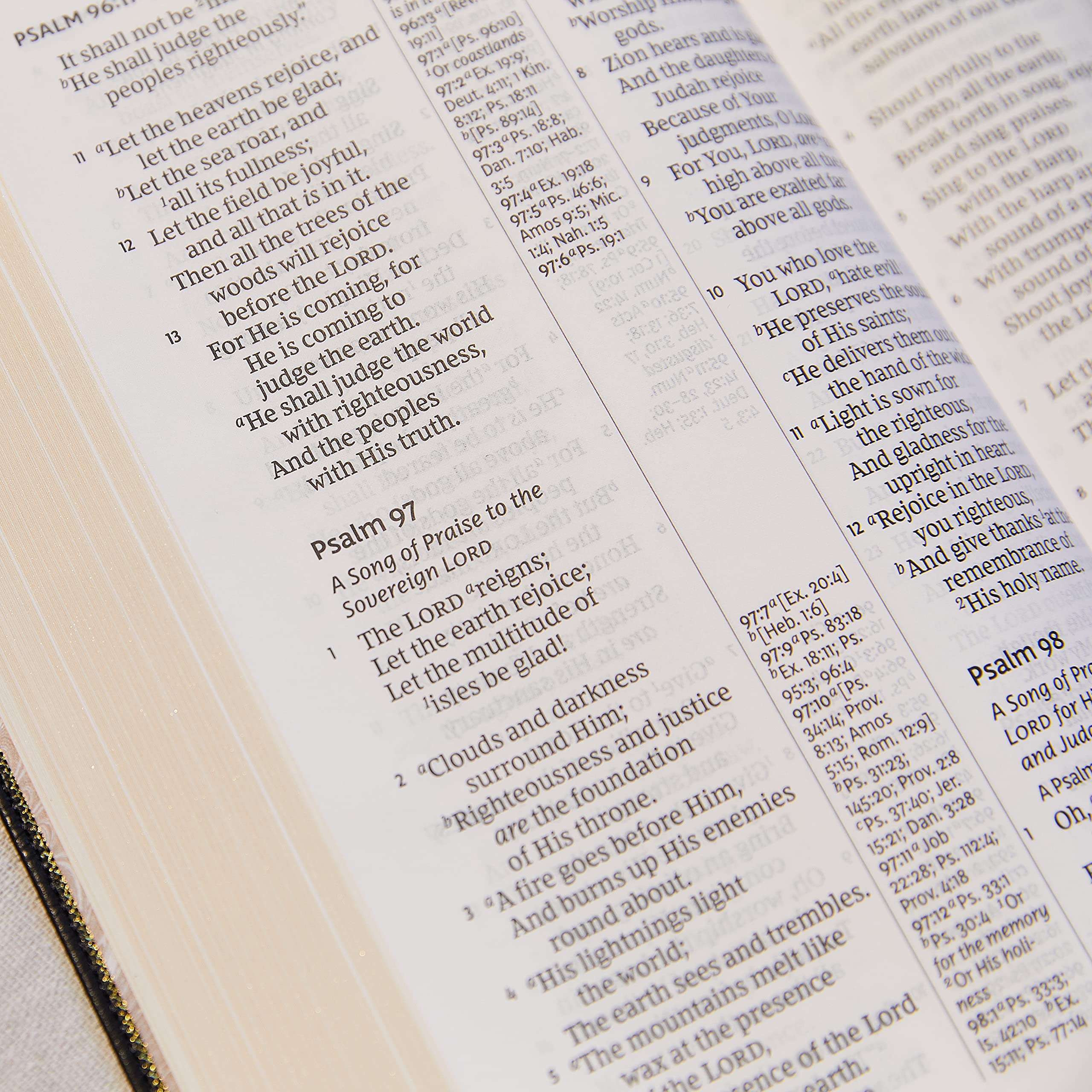 NKJV Holy Bible, Giant Print Center-Column Reference Bible, Deluxe Black Leathersoft, 72,000+ Cross References, Red Letter, Comfort Print: New King James Version