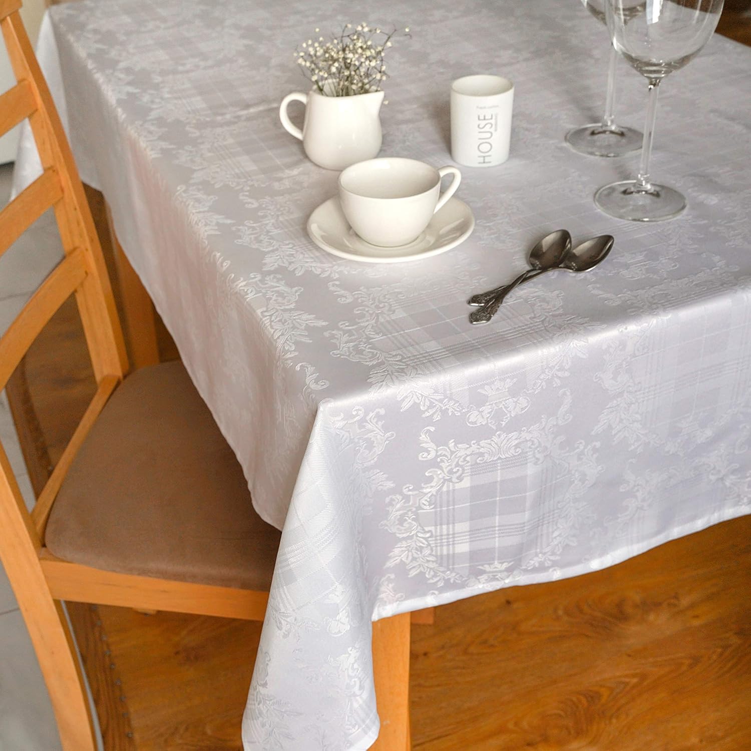 Best small table cloth square or round 32×32