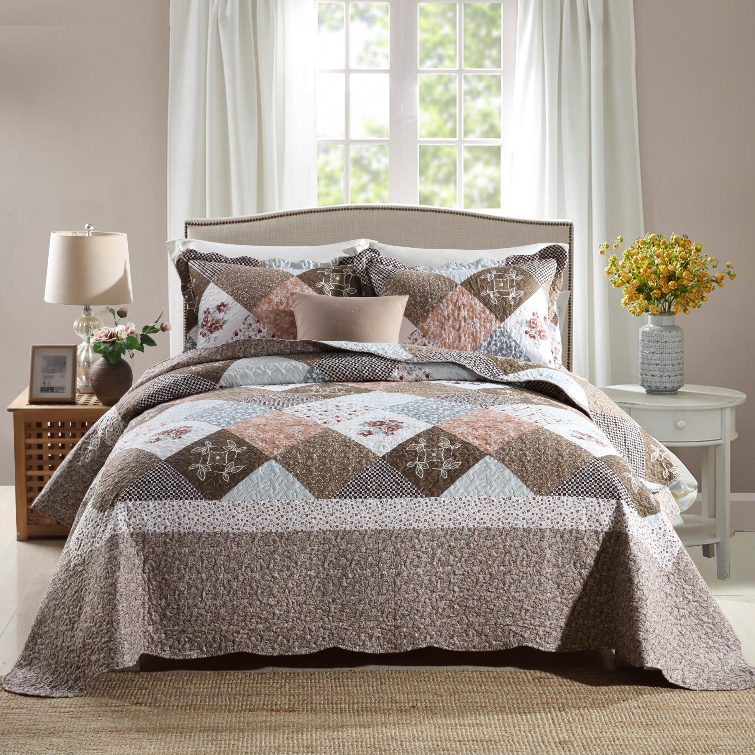 Qucover Quilted Bedspread King Size in Brown, Soft Microfiber-Cotton Vintage Patchwork Bed Spread Flower Pattern Lightweight Bedspreads Coverlet Set 230 x 250 with 2 Pillow Shams