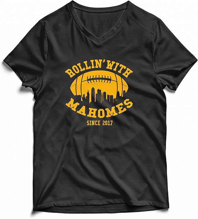 Rollin With Mahomes Kansas City Skyline Football Graphic Kurzarmliges Schwarzes Herren T Shirt Mit V Ausschnitt Size Xl Amazon De Bekleidung