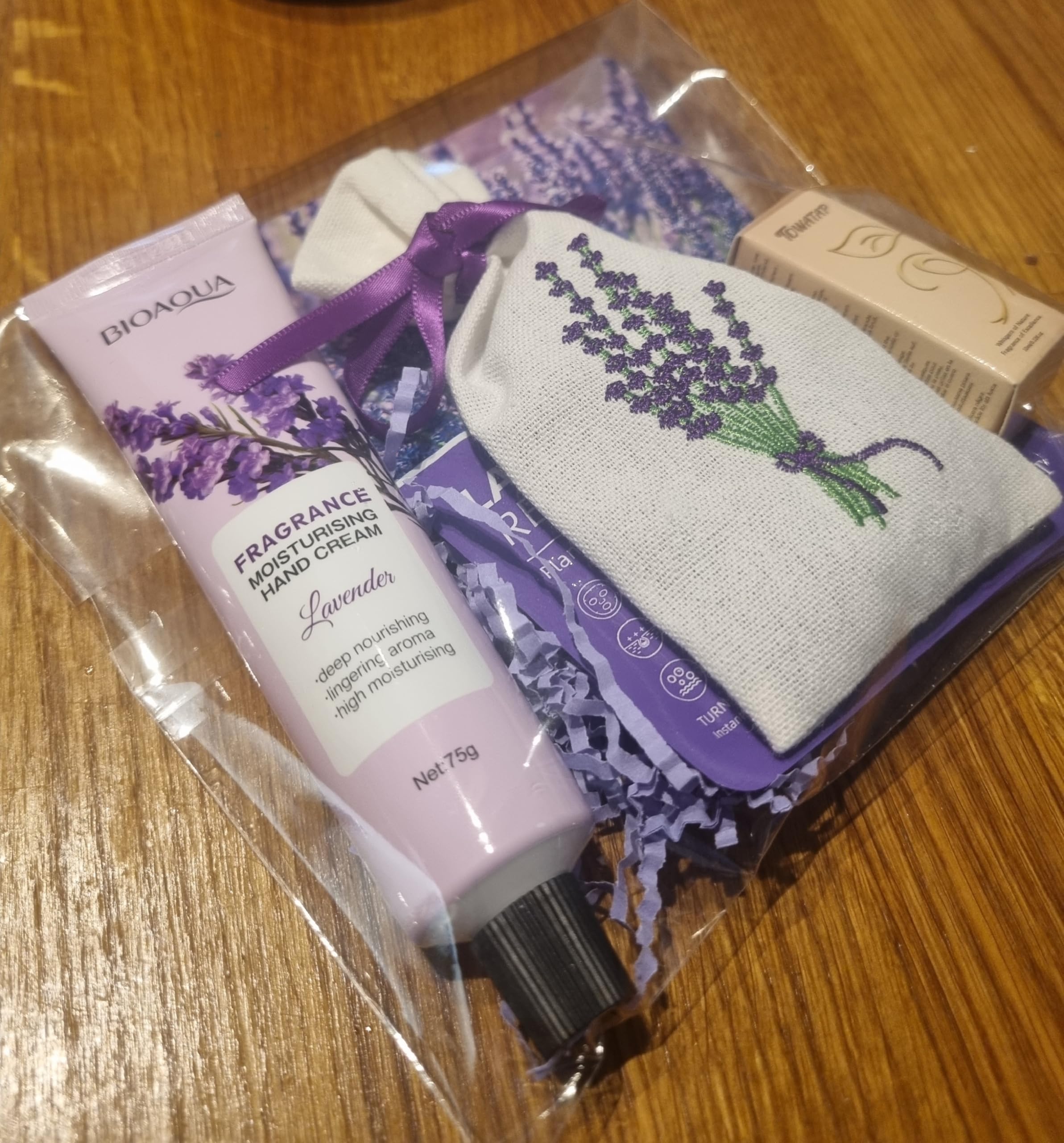 Lavender Relaxation Gift Set – Essential Oil, Face Mask, Hand Cream & Dried Lavender Sachet (Gift set)